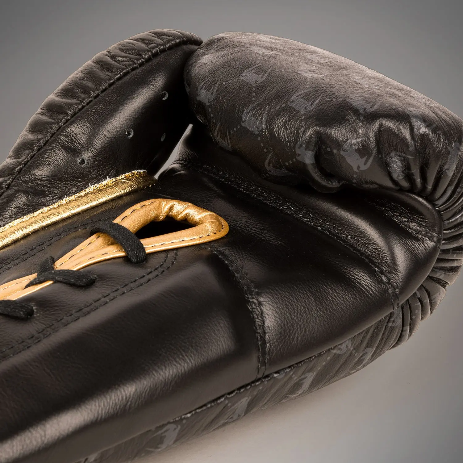 Venum Coco Monogram Pro Lace Up Boxing Gloves - Intense Black детайл