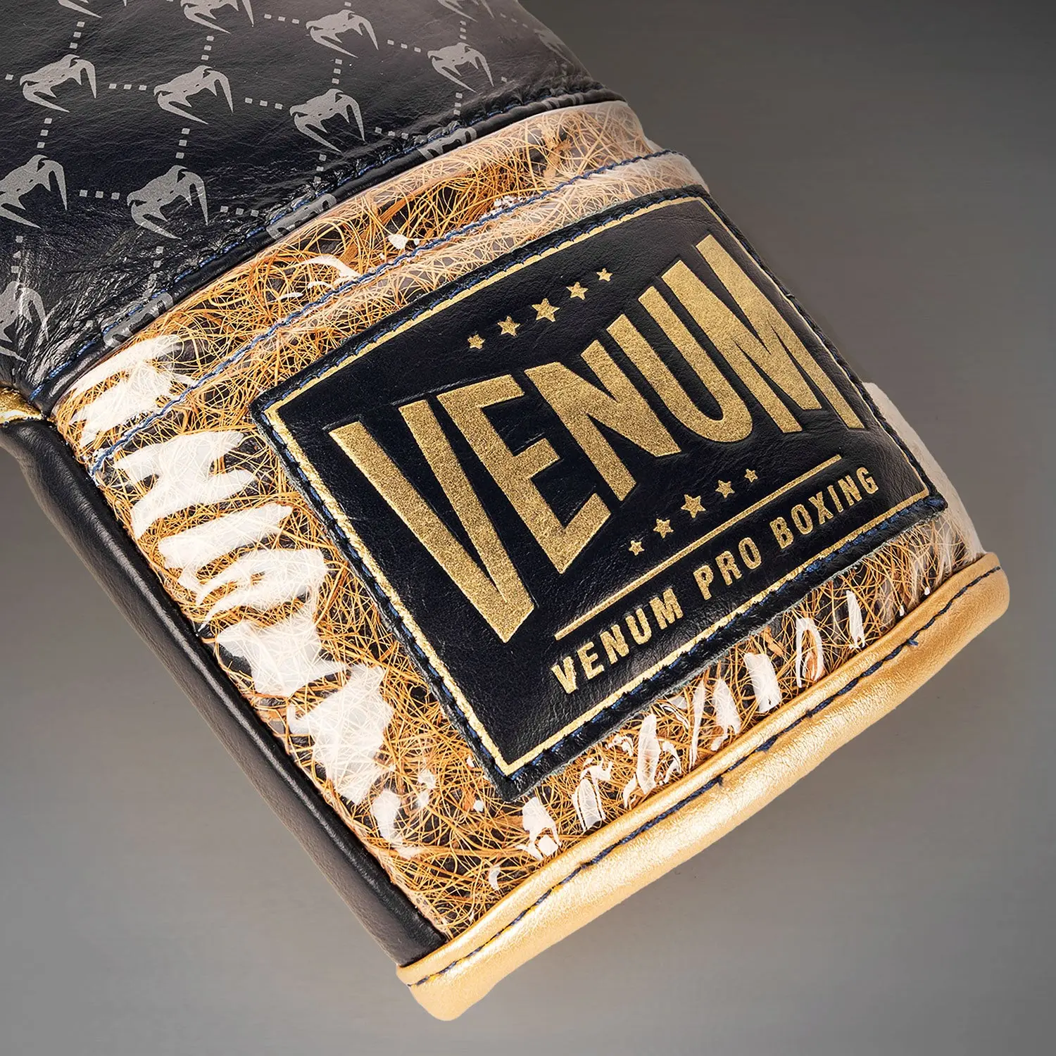 Venum Coco Monogram Pro Lace Up Boxing Gloves - State Blue детайл етикет Venum