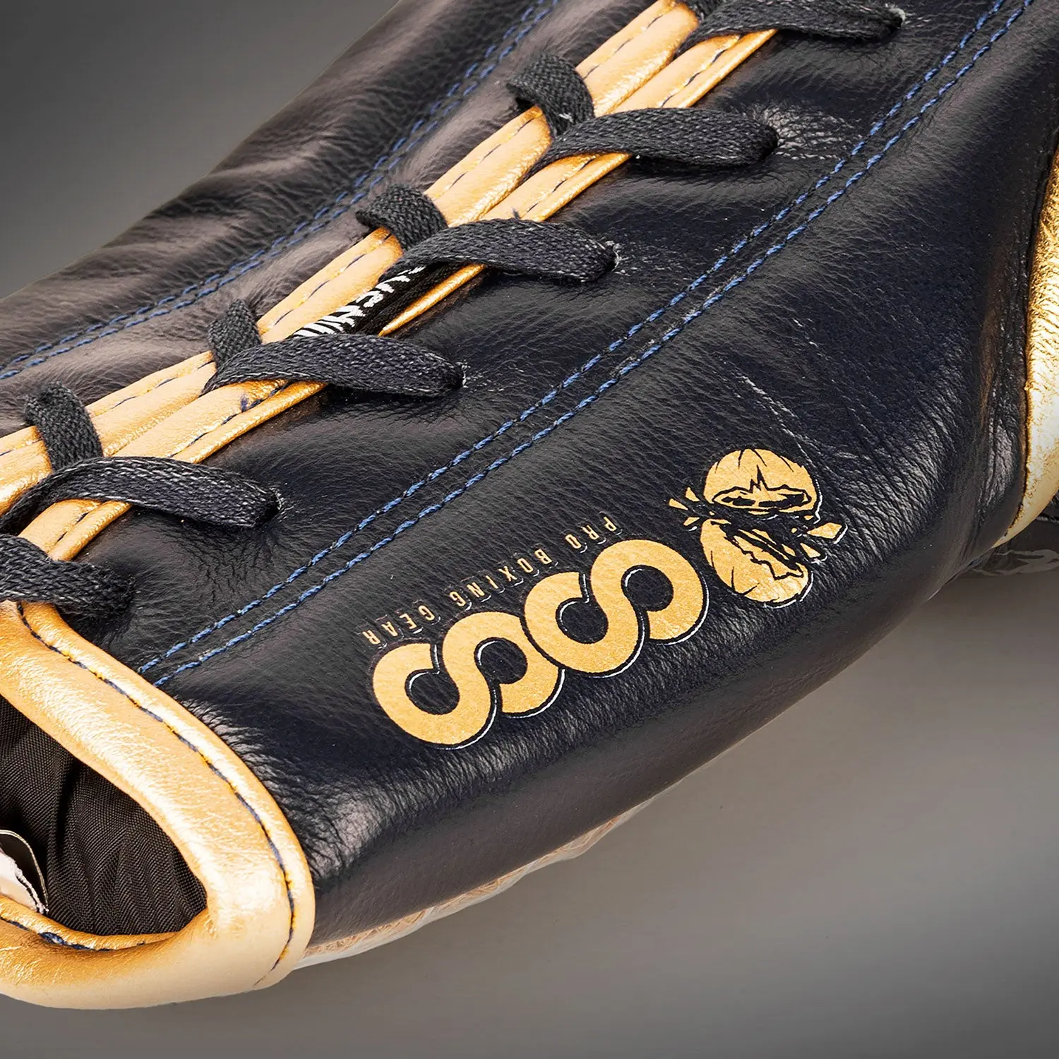 Venum Coco Monogram Pro Lace Up Boxing Gloves - State Blue детайл лого Coco