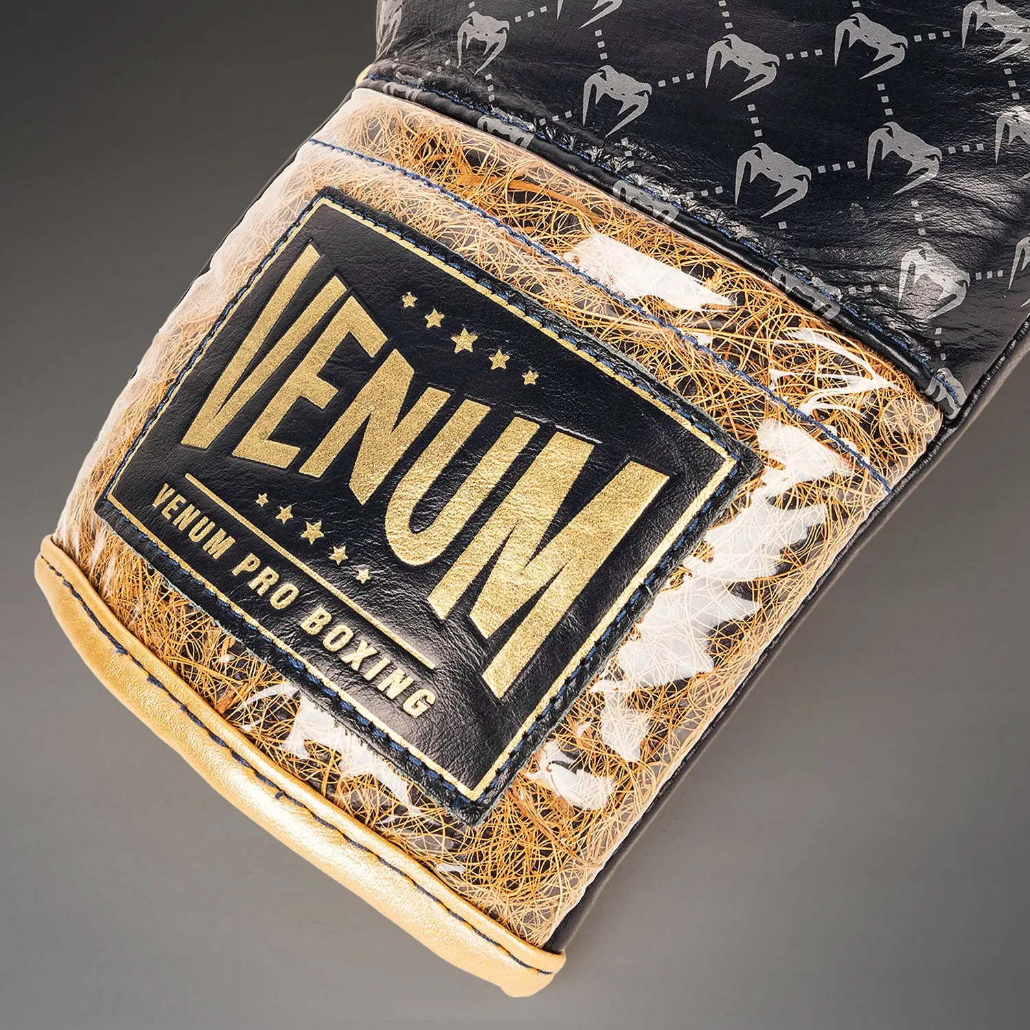 Venum Coco Monogram Pro Lace Up Boxing Gloves - State Blue детайл етикет Venum Pro Boxing