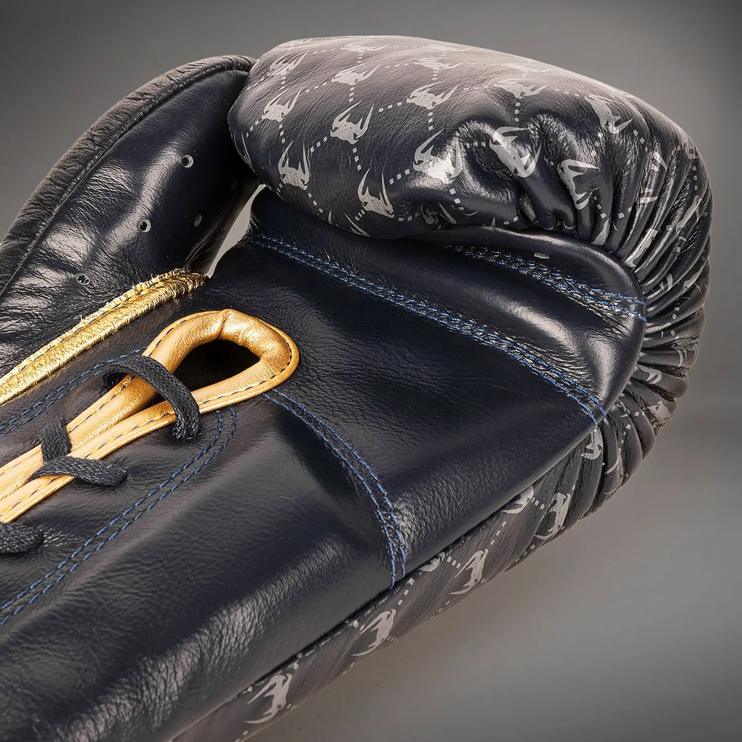 Venum Coco Monogram Pro Lace Up Boxing Gloves - State Blue детайл връзка и шевове