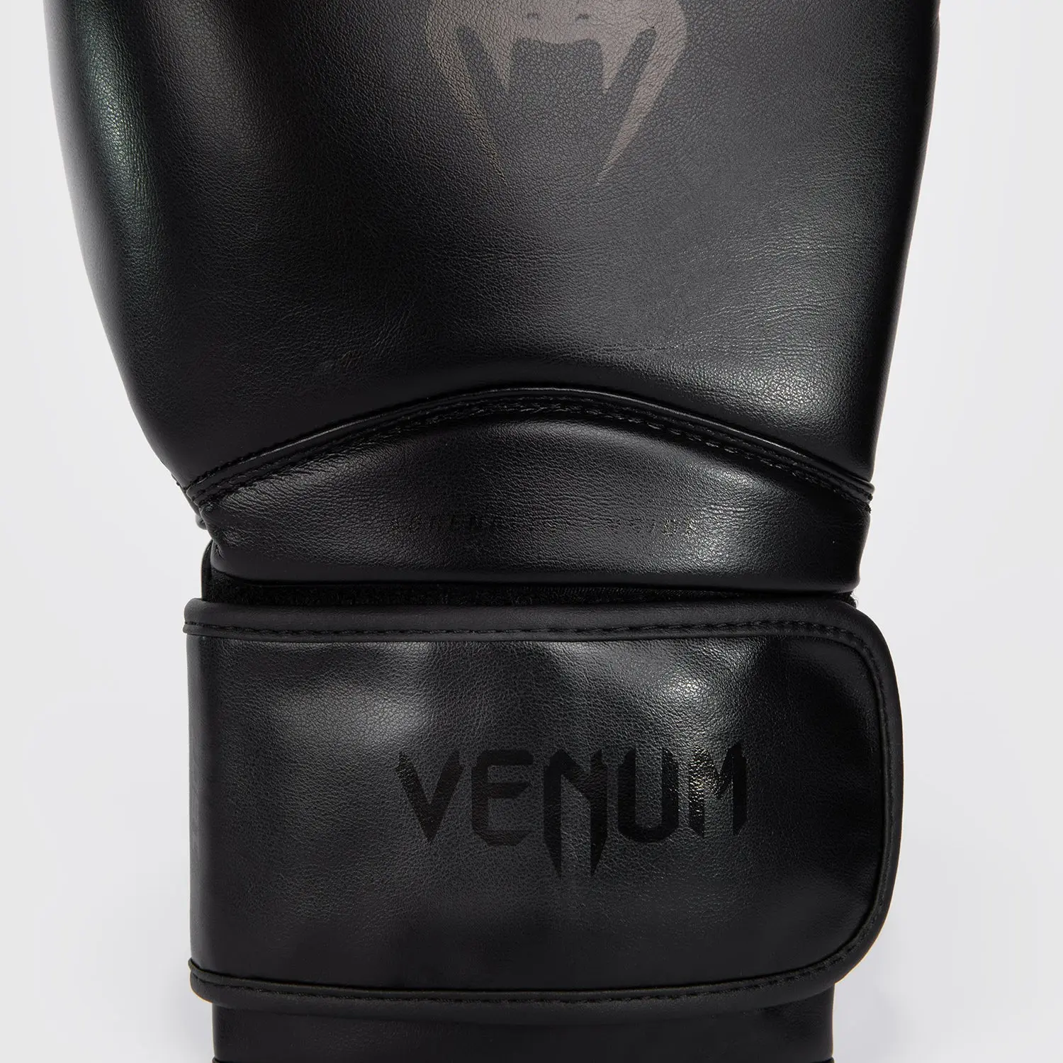 Venum Contender 1.5 Boxing Gloves - Black/Black детайл на етикет