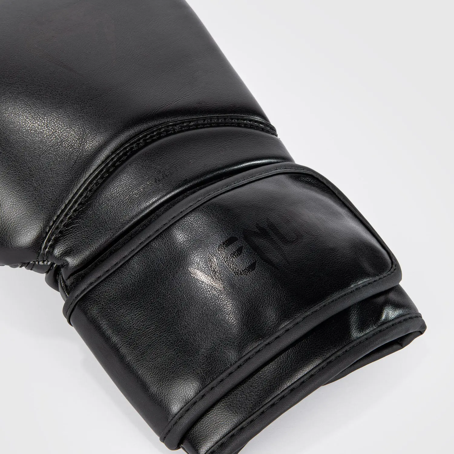 Venum Contender 1.5 Boxing Gloves - Black/Black детайл с лого
