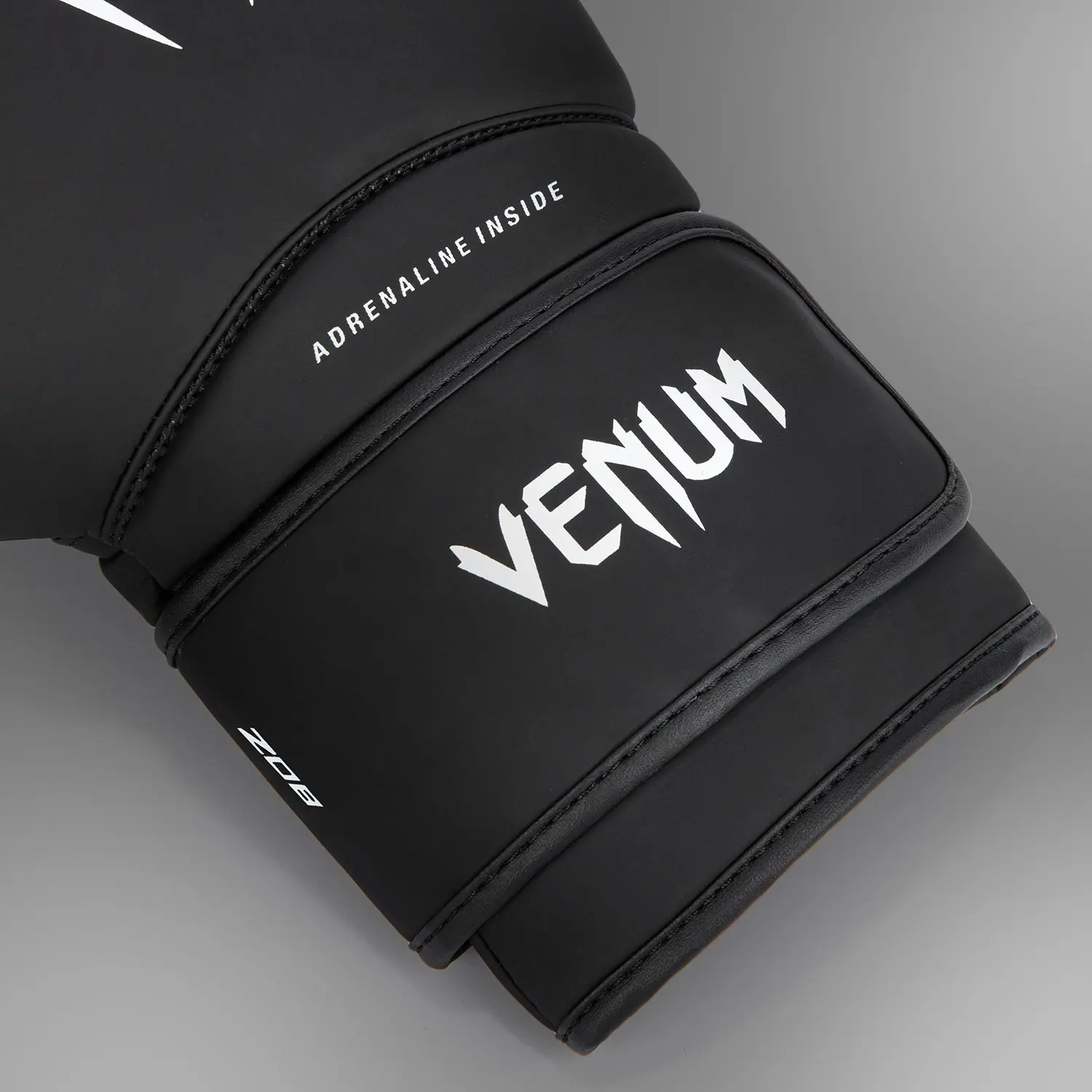Venum Contender 1.5 боксови ръкавици – близък план на лого и велкро