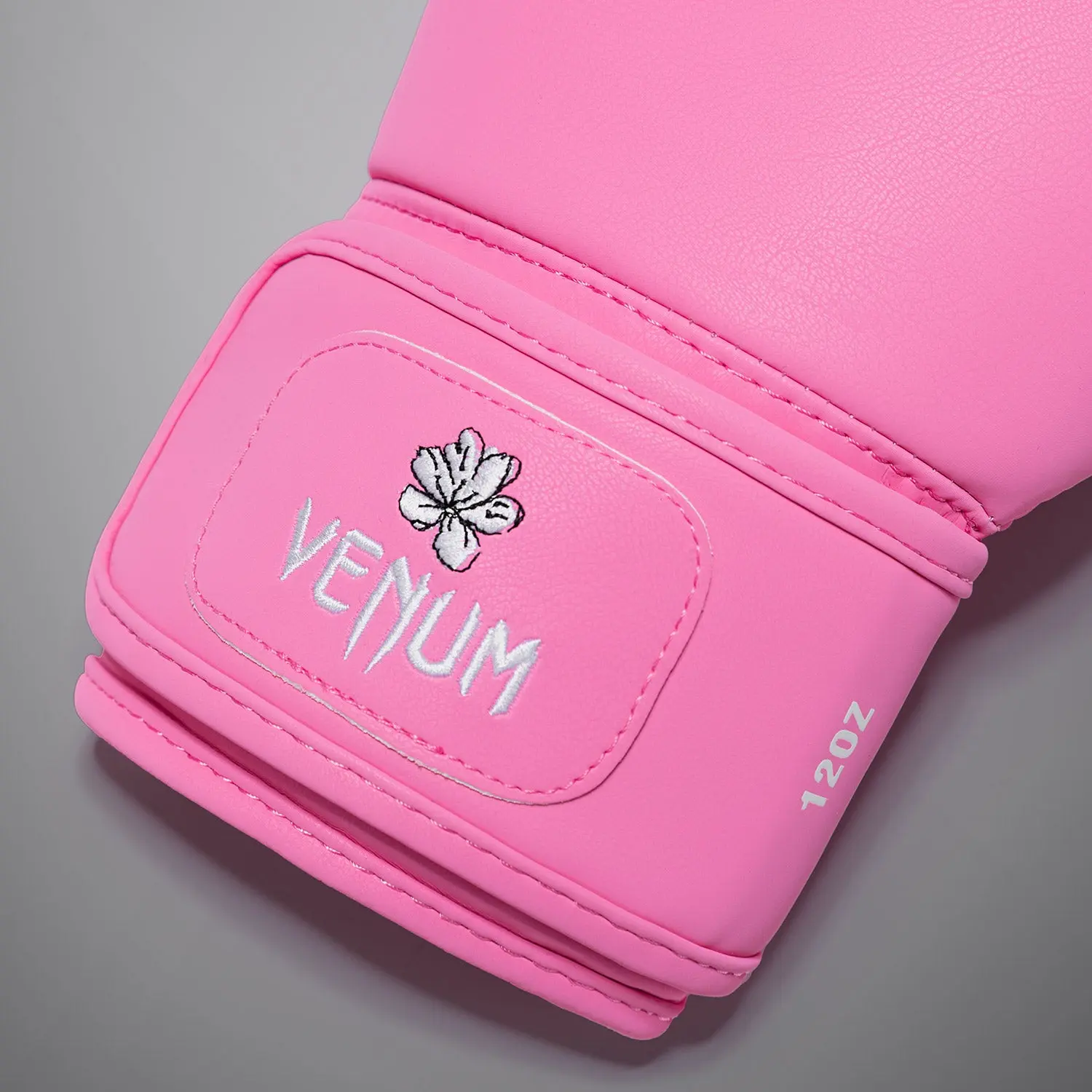 Venum Contender 1.5 Boxing Gloves - Candy Pink, детайлен изглед на логото и размера