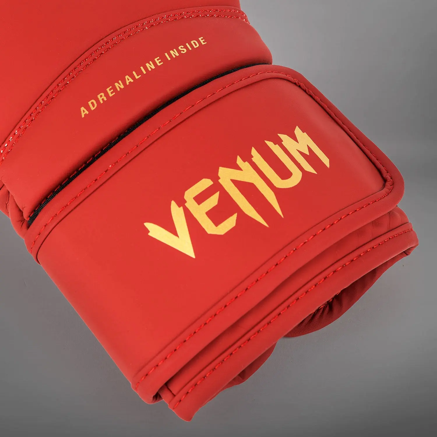 Venum Contender 1.5 Boxing Gloves - Cherry Red детайл на лого