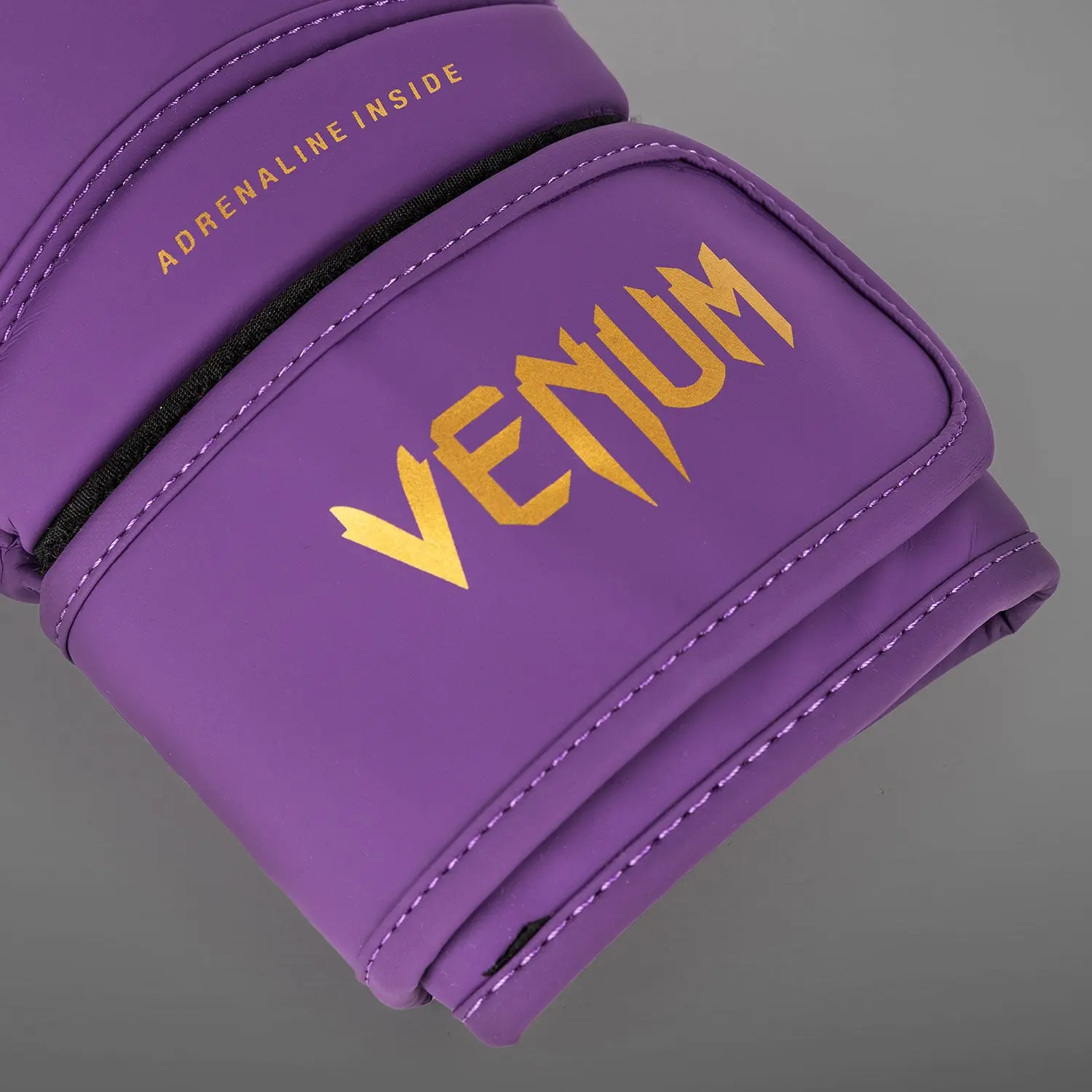 Venum Contender 1.5 Boxing Gloves - Dark Purple, детайл от логото Venum
