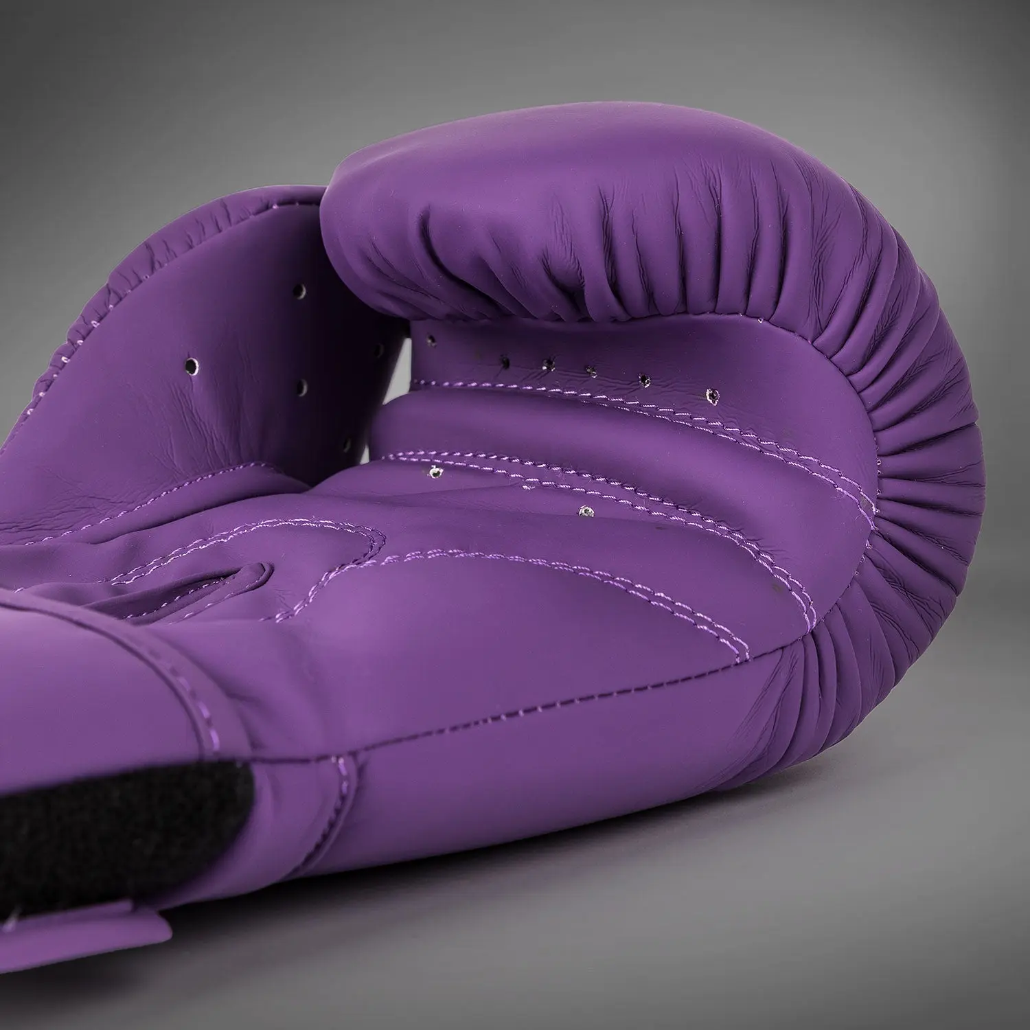 Venum Contender 1.5 Boxing Gloves - Dark Purple, детайл от шевовете и вътрешната част