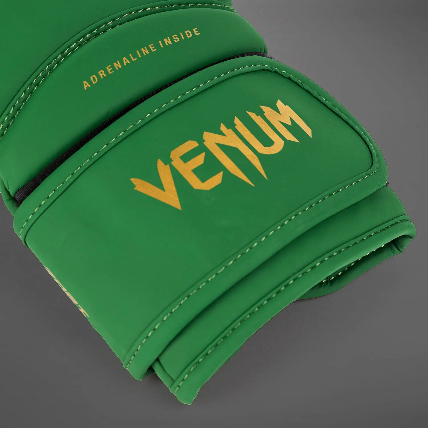Venum Боксови Ръкавици - Venum Contender 1.5 Boxing Gloves - Forest Green, близък план на лого