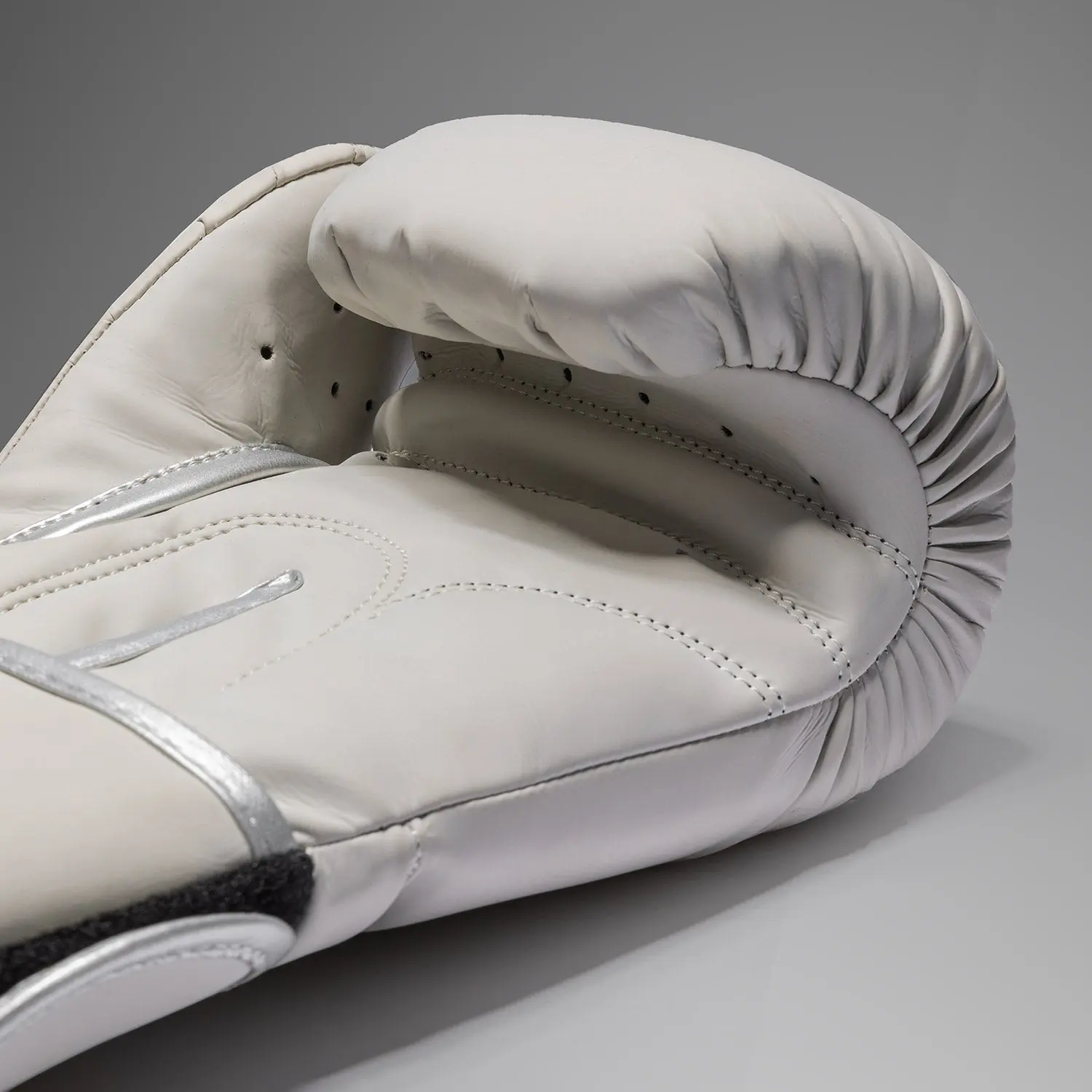 Боксови Ръкавици - Venum Contender 1.5 Boxing Gloves - Ivory/ Gold, близък план на горната част