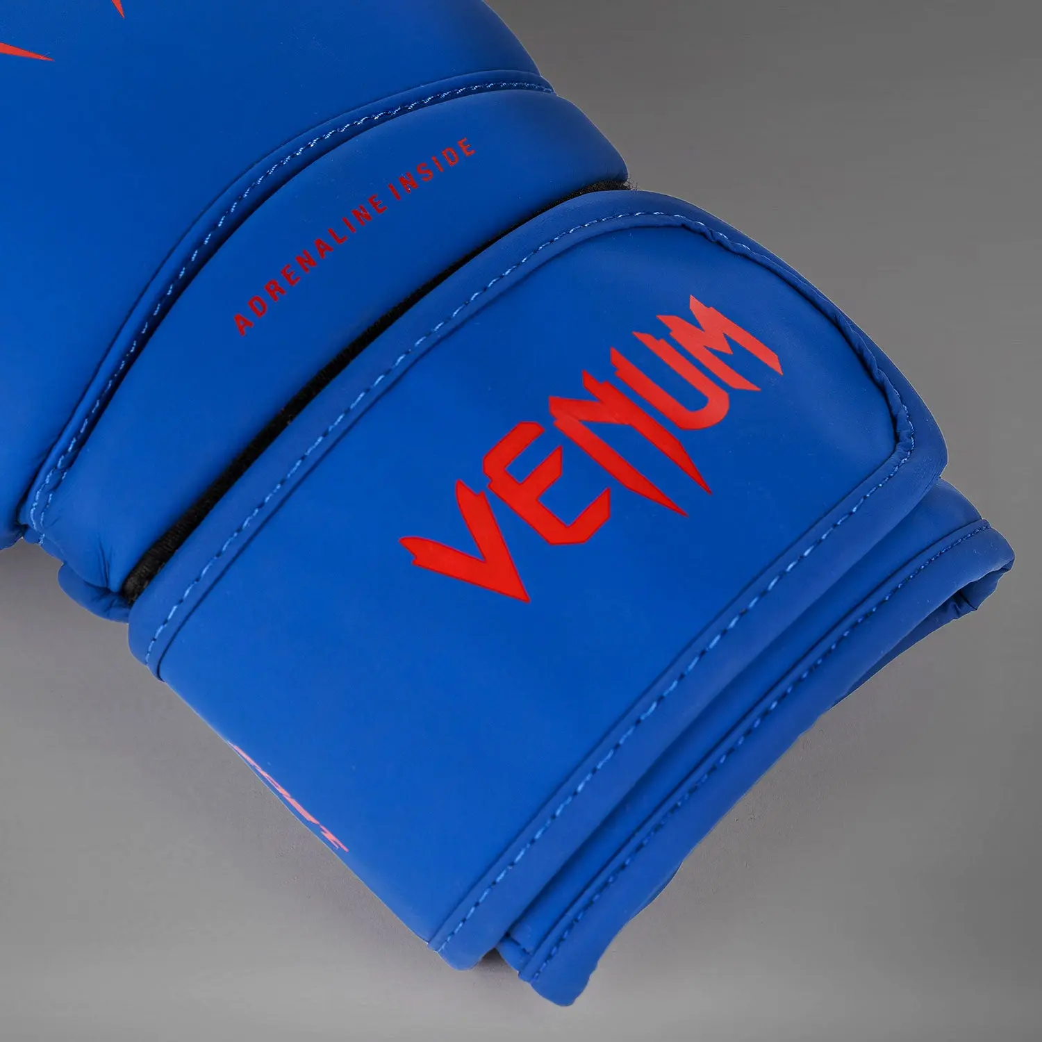 Venum Боксови Ръкавици Contender 1.5 - Royal Blue, детайл на логото