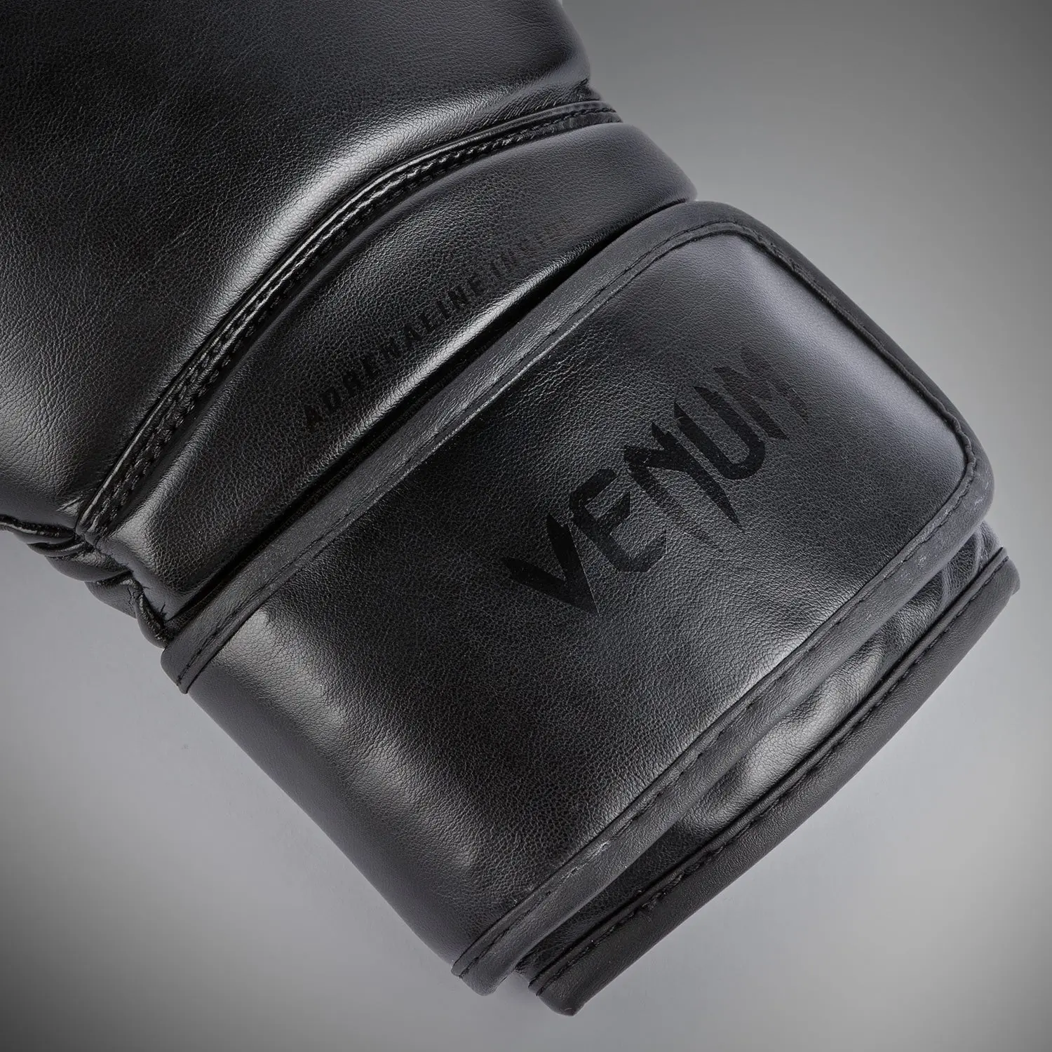 Venum Contender 1.5 Kids Boxing Gloves - Black/Black близък план на лого