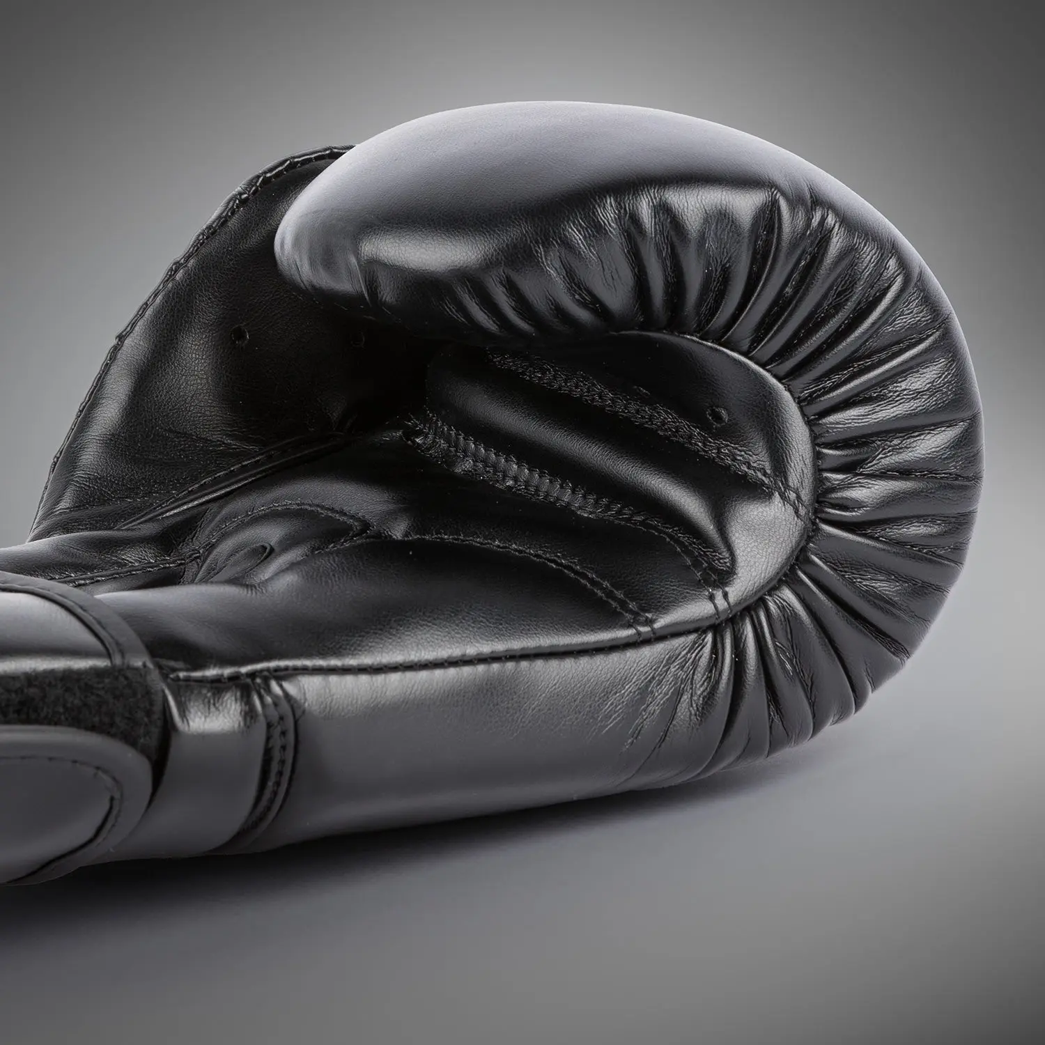 Venum Contender 1.5 Kids Boxing Gloves - Black/Black детайл от ръкавица