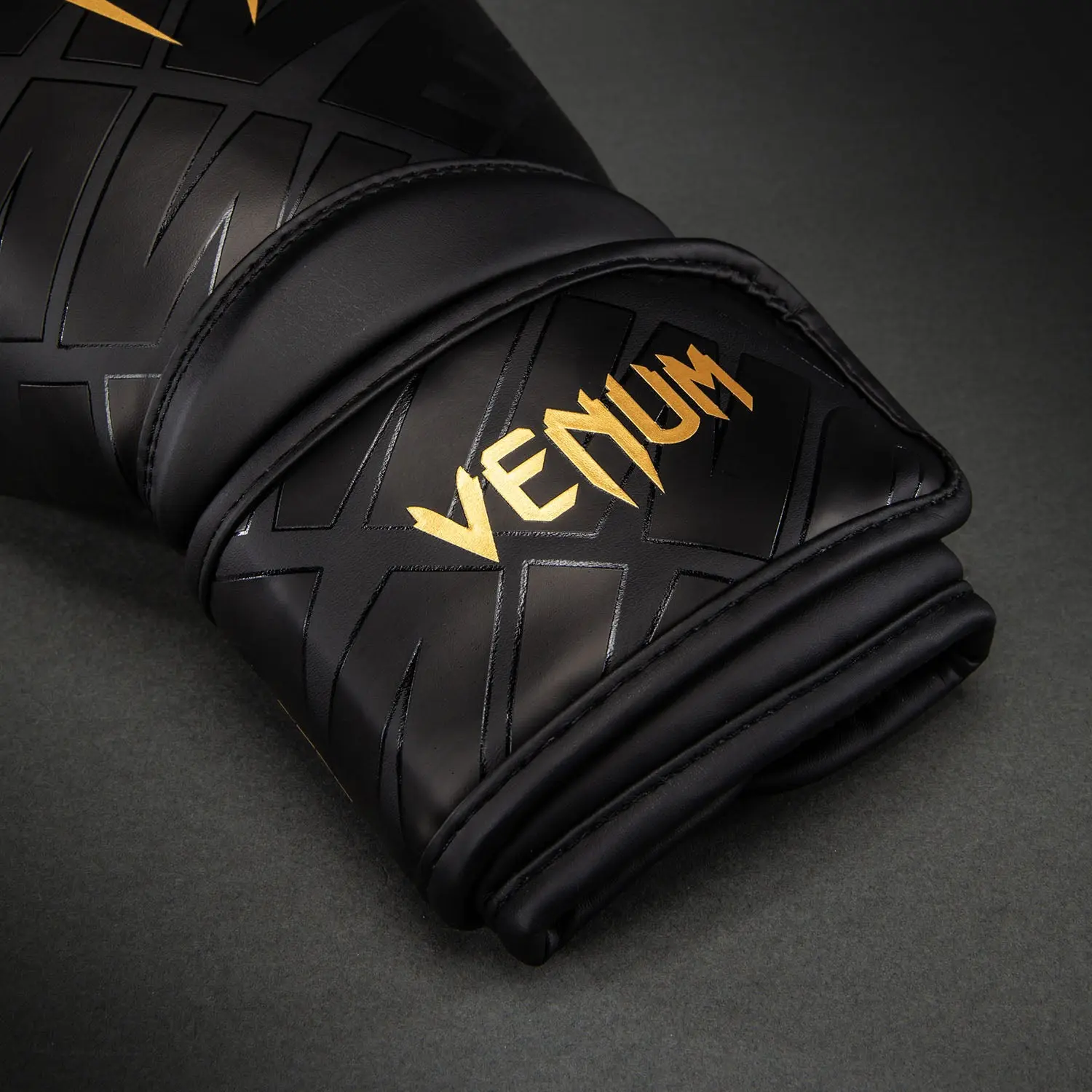 Venum Contender 1.5 XT 3D ръкавици за бокс - Черно/Златисто, детайл на маншета