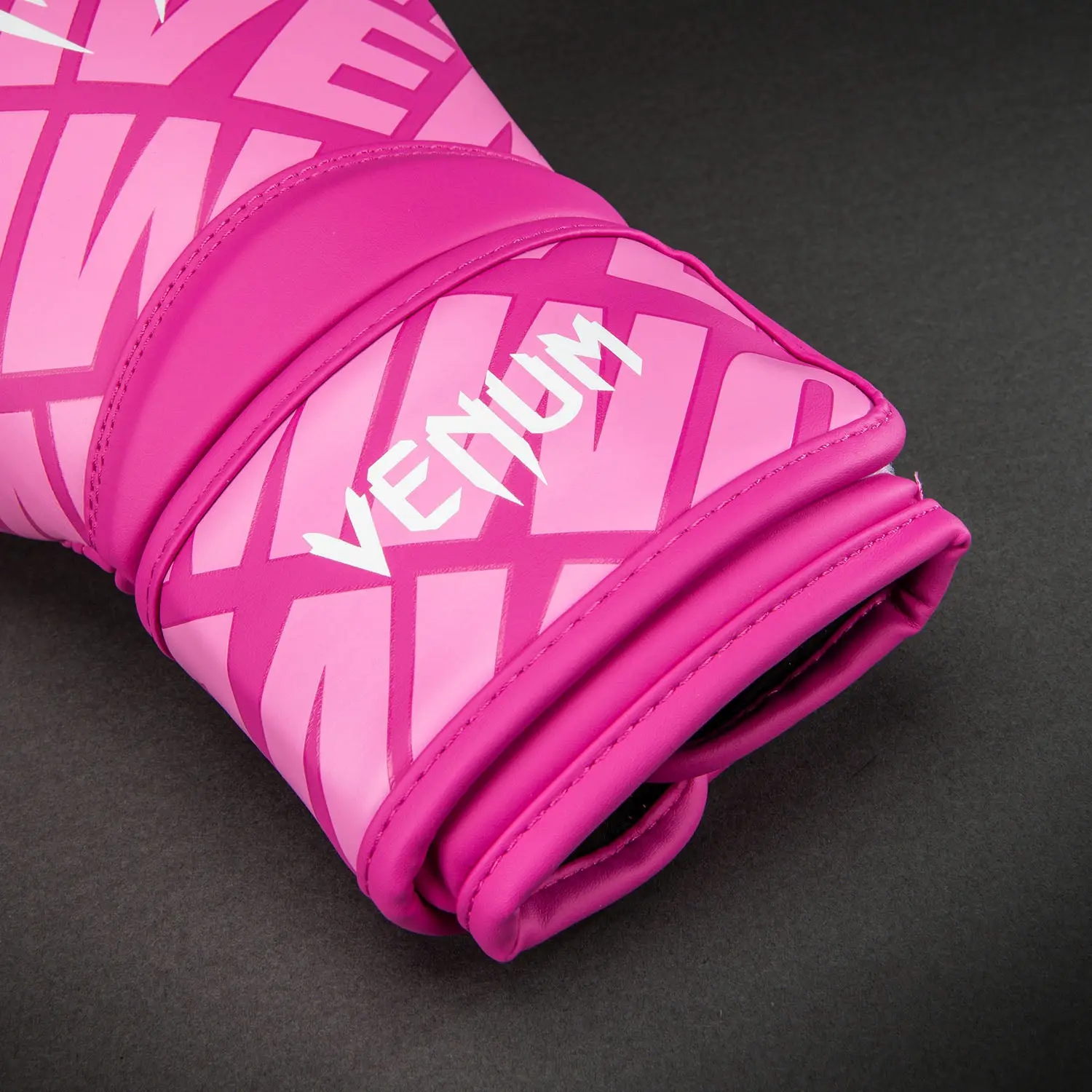 Venum Contender 1.5 XT 3D боксови ръкавици Candy Pink/White - близък план на венче