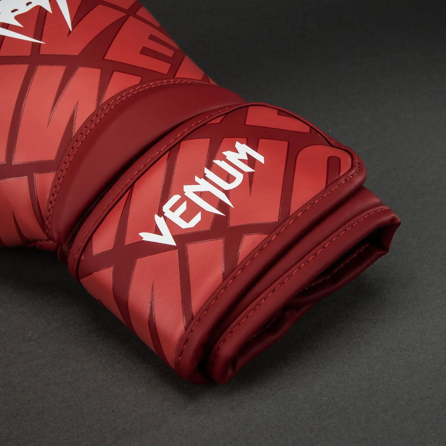 Venum Contender 1.5 XT 3D Boxing Gloves - Cherry Red/ White, преден изглед, закопчаване
