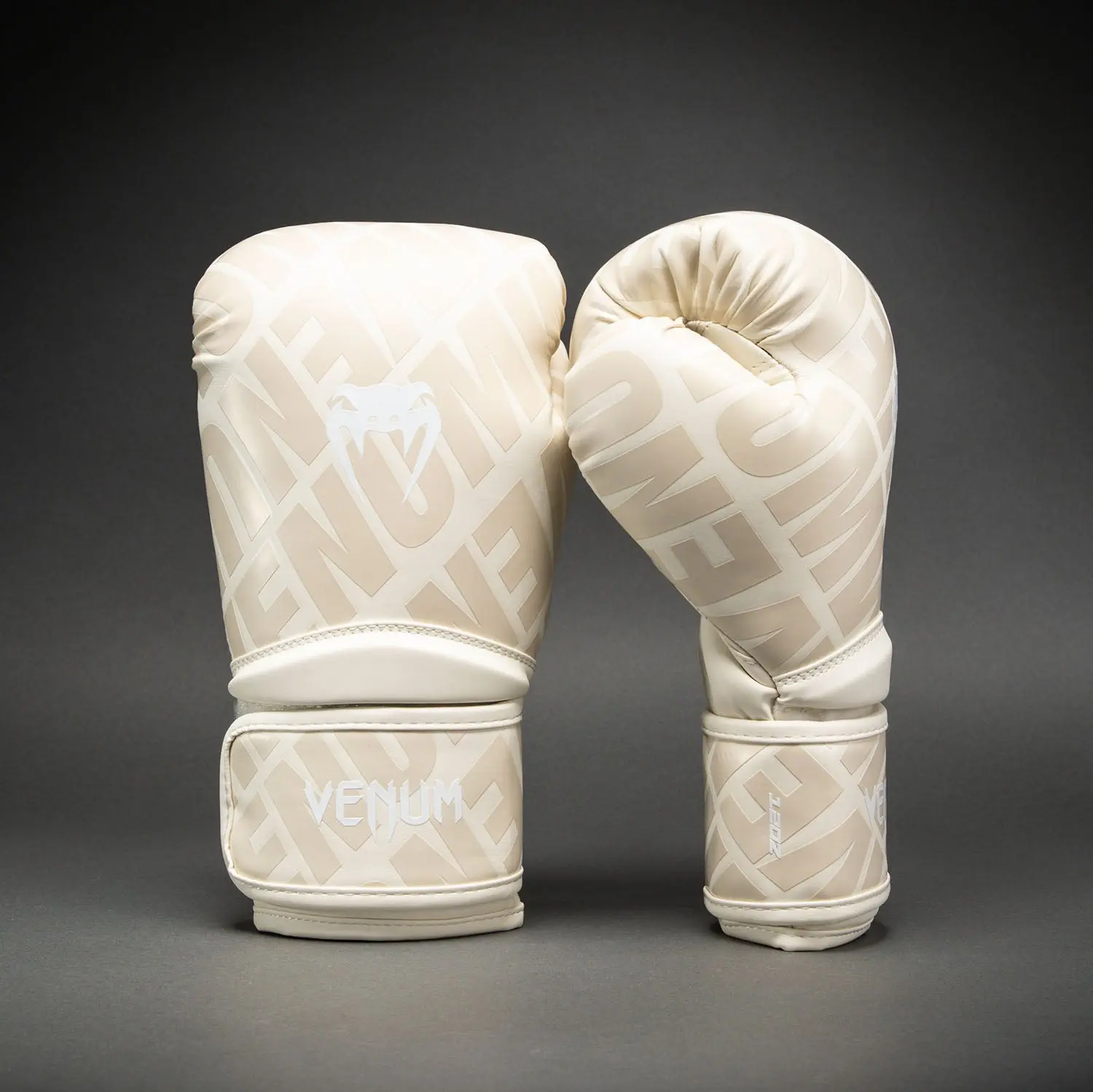 Venum Contender 1.5 XT 3D боксови ръкавици Cream - близък план