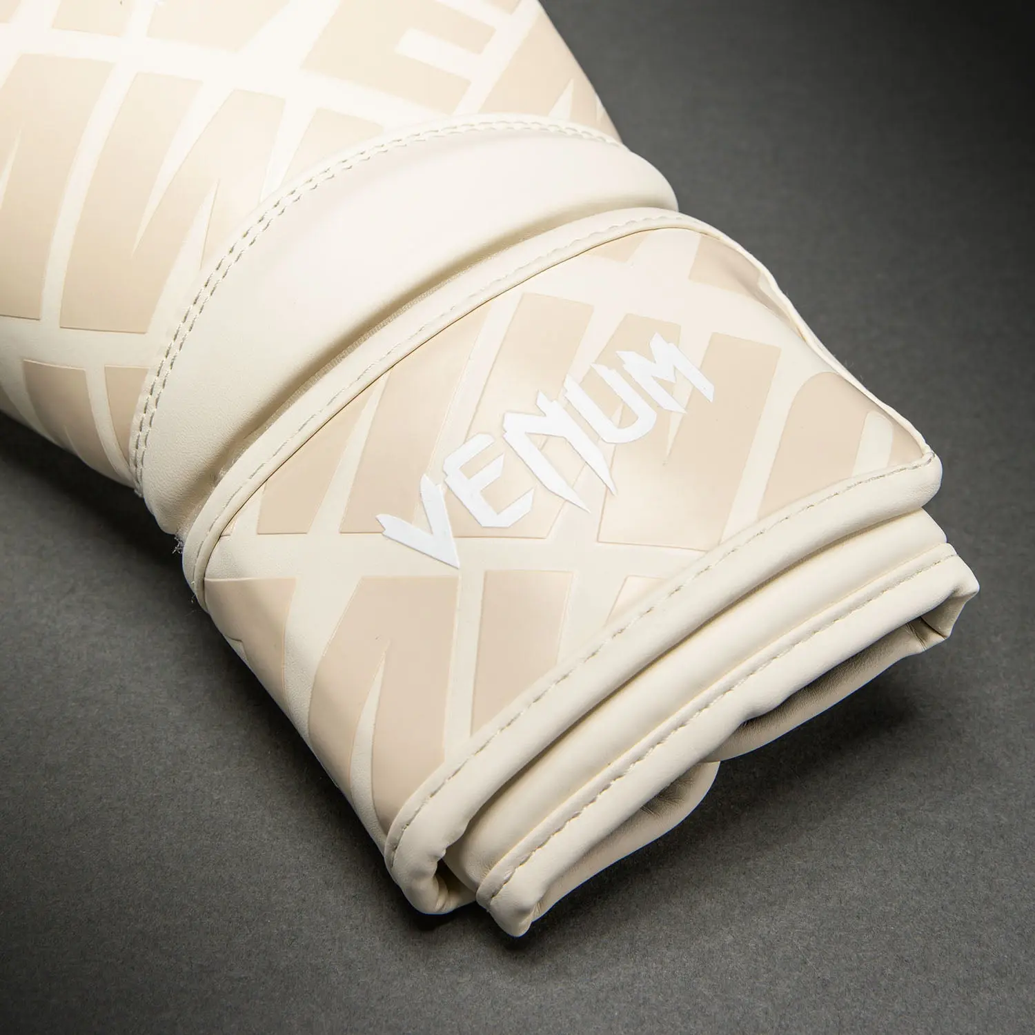 Venum Contender 1.5 XT 3D боксови ръкавици Cream - детайл лого