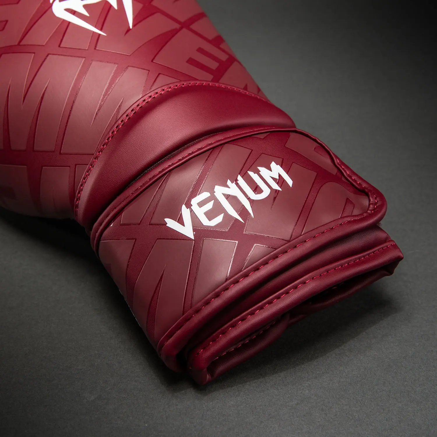 Venum Contender 1.5 XT 3D боксови ръкавици - Dark Red, близък план на лого