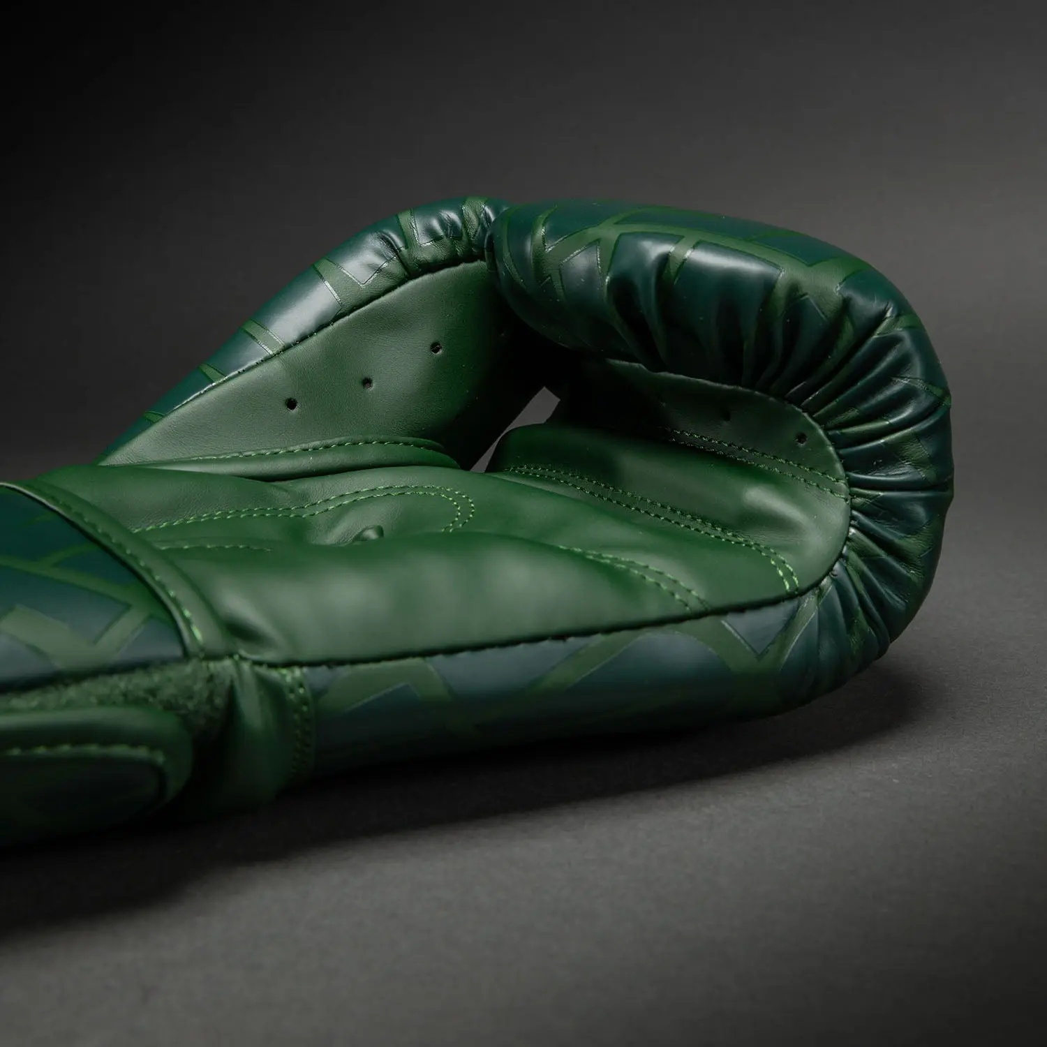 Venum Contender 1.5 XT 3D Boxing Gloves - Forest Green страничен изглед на една ръкавица
