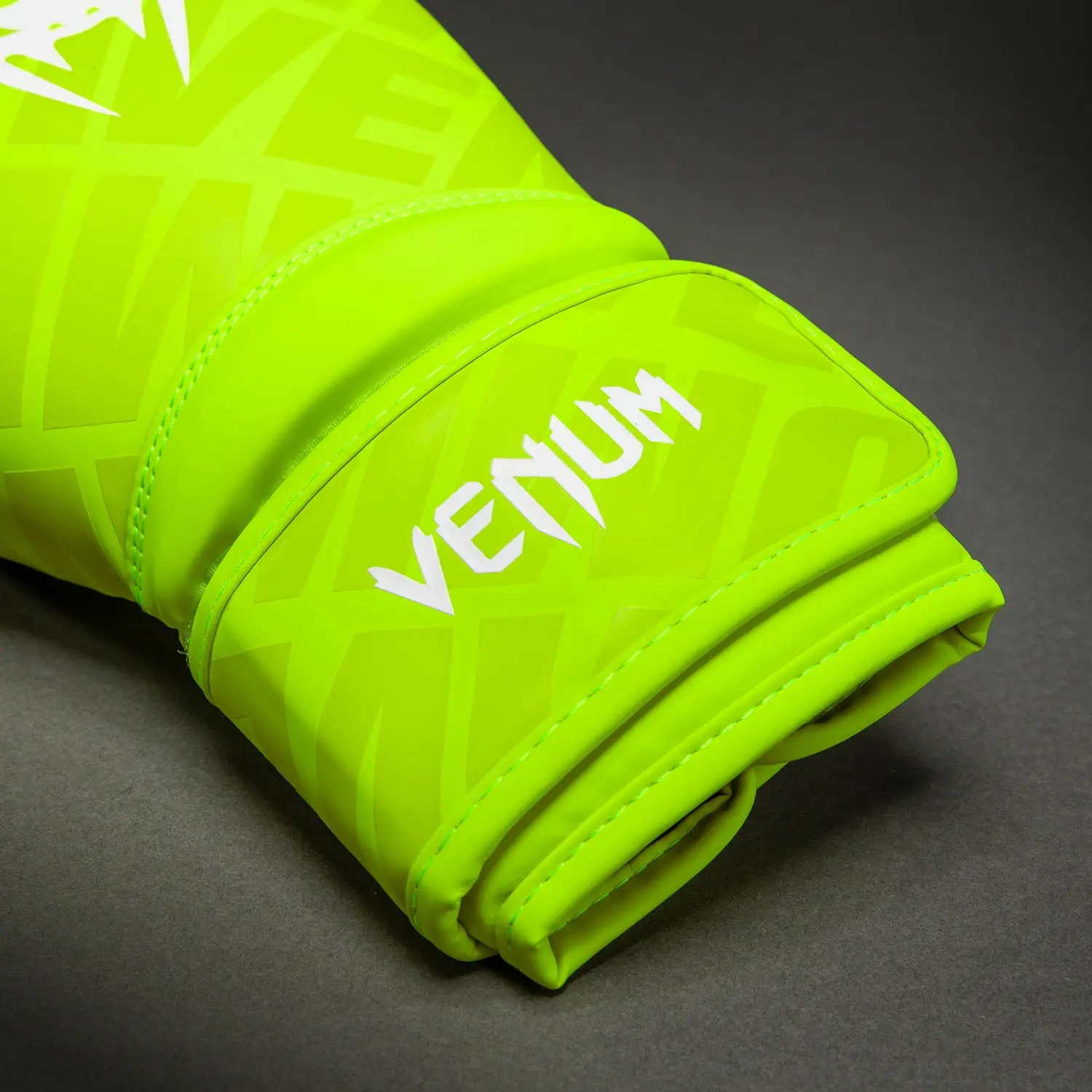 Venum Contender 1.5 XT 3D Boxing Gloves - Neon Yellow, детайл на маншета