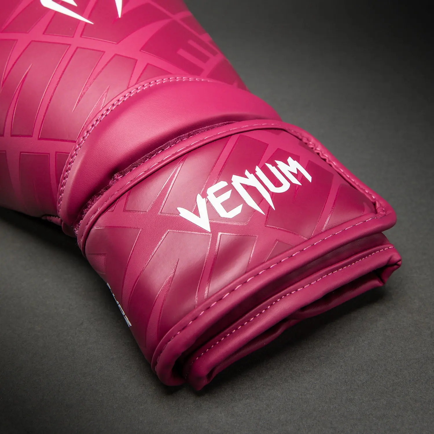Venum Contender 1.5 XT 3D Boxing Gloves - Old Pink, детайл на маншета