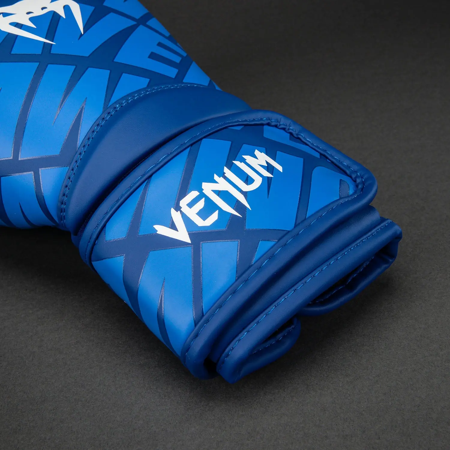 Venum Contender 1.5 XT 3D Boxing Gloves - Royal Blue/White детайл на китката