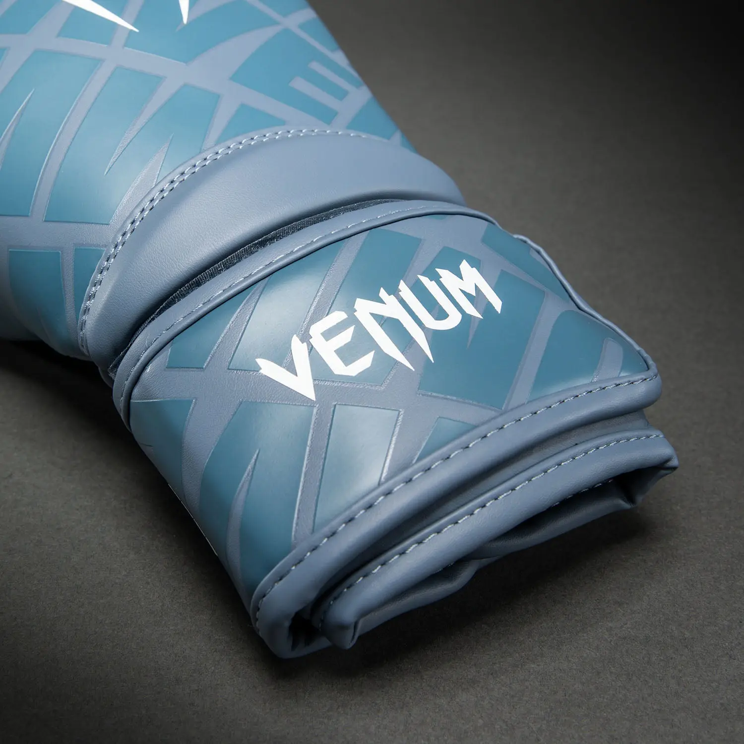 Venum Contender 1.5 XT 3D Boxing Gloves - Storm Blue, детайл на логото Venum