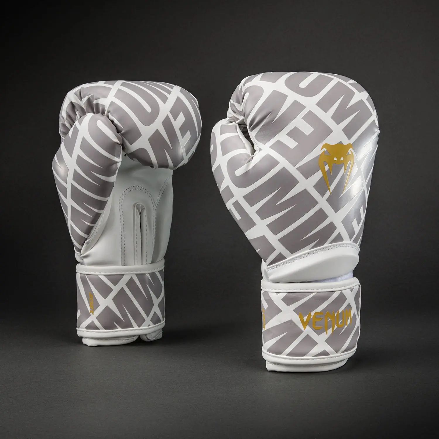 Venum Contender 1.5 XT 3D Boxing Gloves - White/ Gold. Страничен изглед на чифт ръкавици.