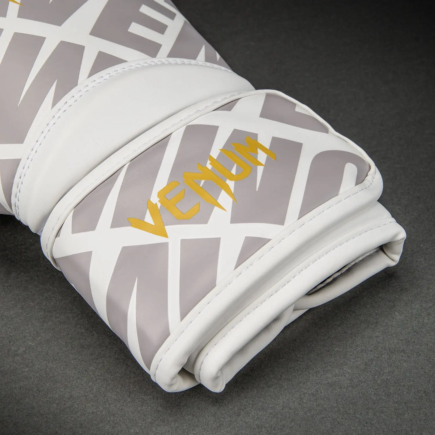Venum Contender 1.5 XT 3D Boxing Gloves - White/ Gold. Детайл маншет с логото Venum.