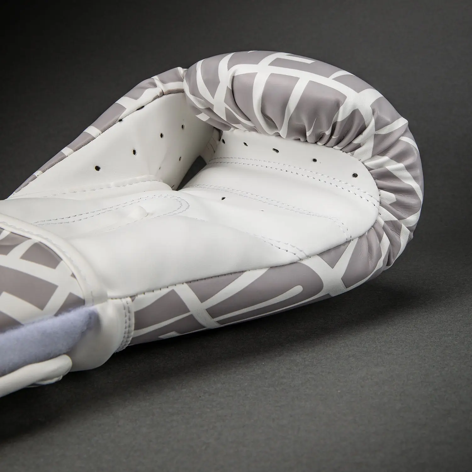Venum Contender 1.5 XT 3D Boxing Gloves - White/ Gold. Детайл вътрешност на ръкавица.