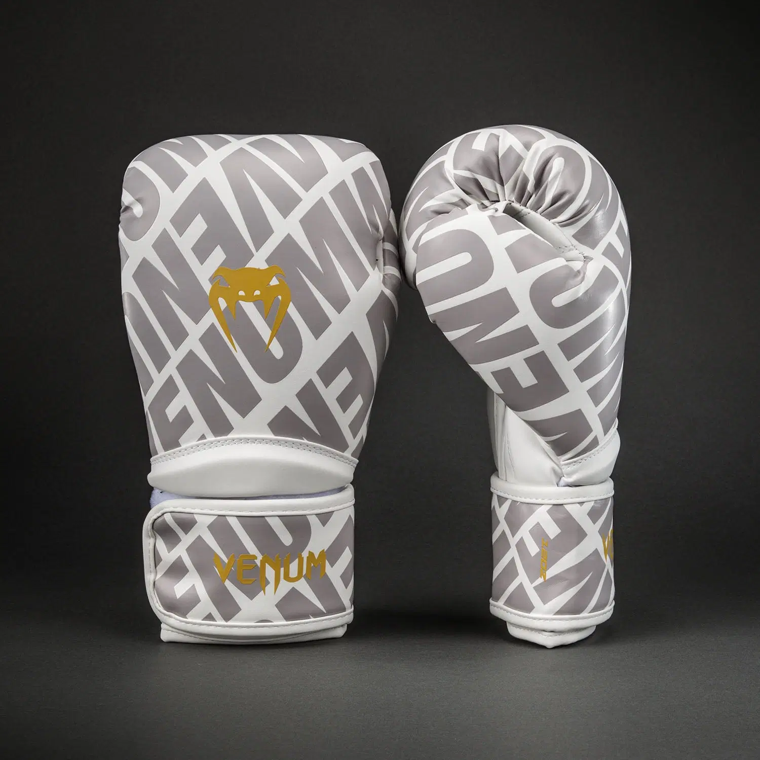 Venum Contender 1.5 XT 3D Boxing Gloves - White/ Gold. Преден изглед на чифт ръкавици.