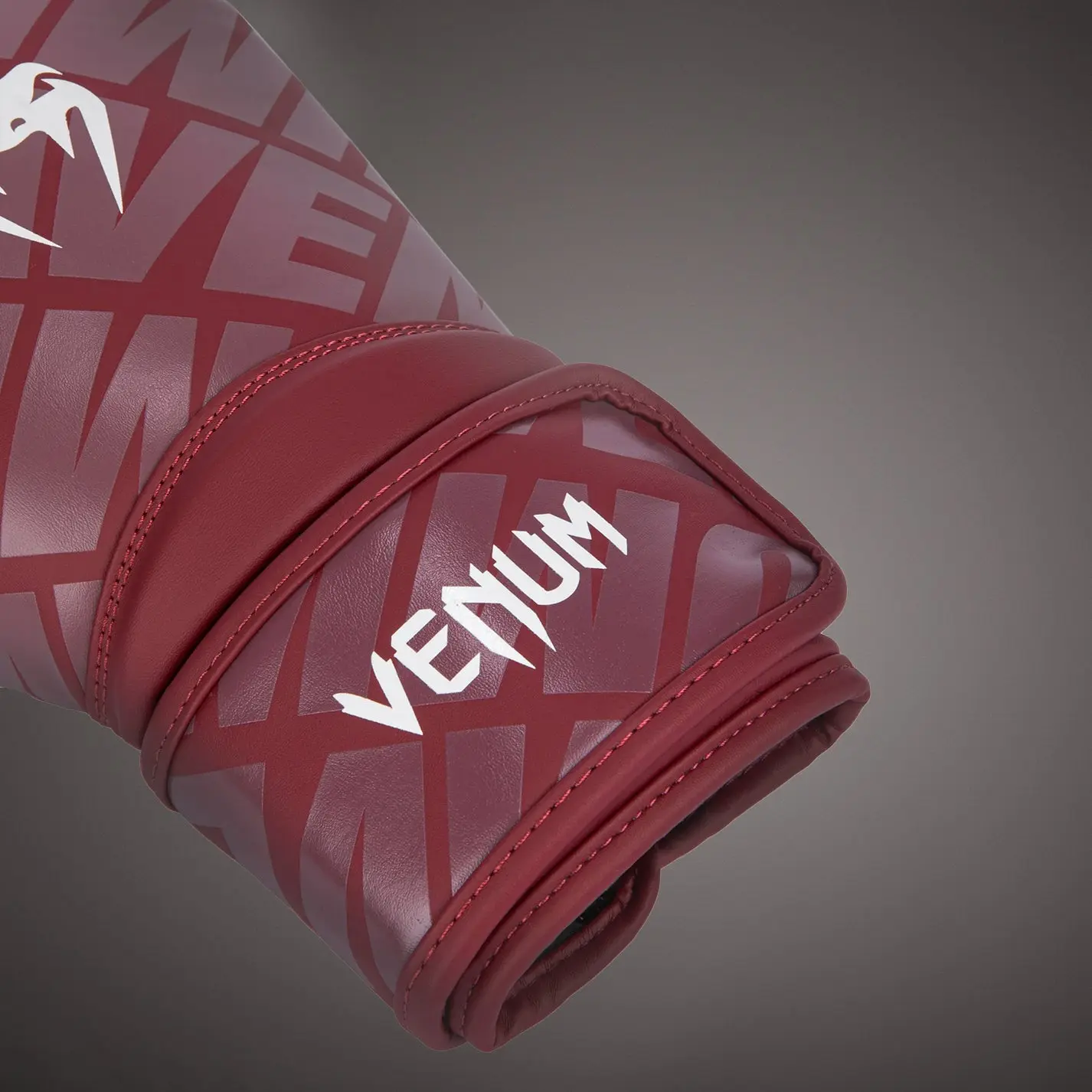 Venum Contender 1.5 XT Boxing Gloves Burgundy/White близък план на лого