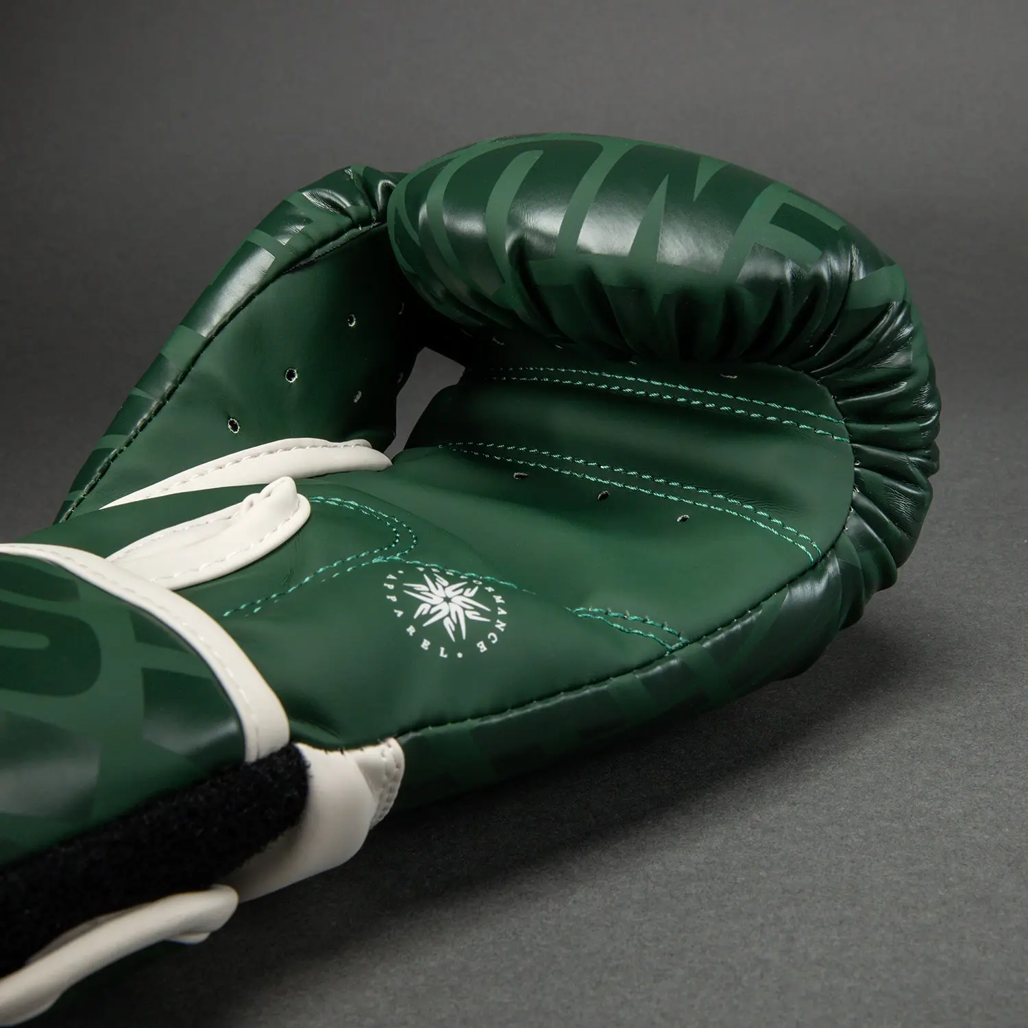 Venum Contender 1.5 XT Kids Boxing Gloves - Forest Green/Off White близък план на ръкавица
