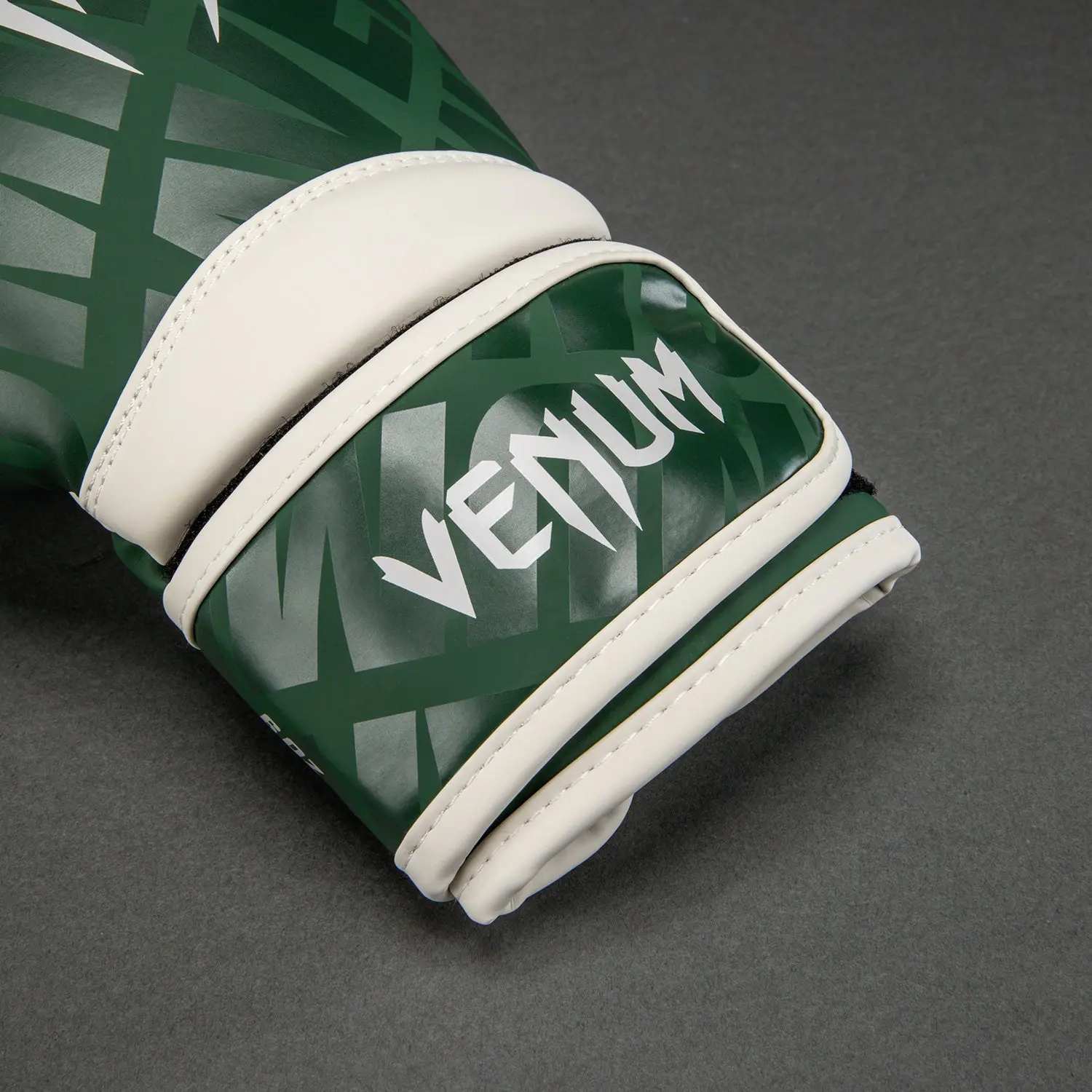 Venum Contender 1.5 XT Kids Boxing Gloves - Forest Green/Off White близък план на предната част на маншета