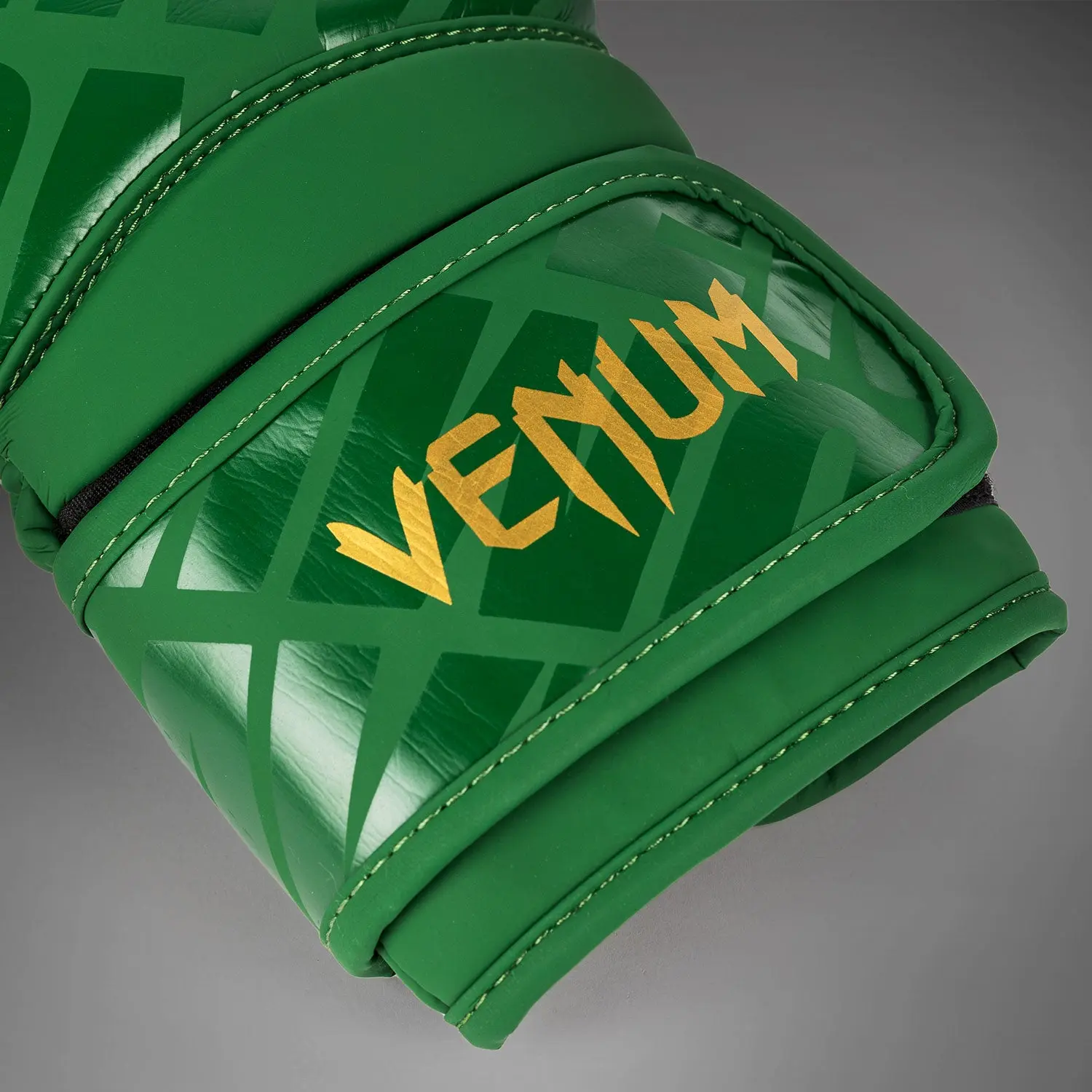 БОКСОВИ РЪКАВИЦИ - Venum Contender 1.5 XT Boxing Gloves - Forest Green - детайл на логото Venum