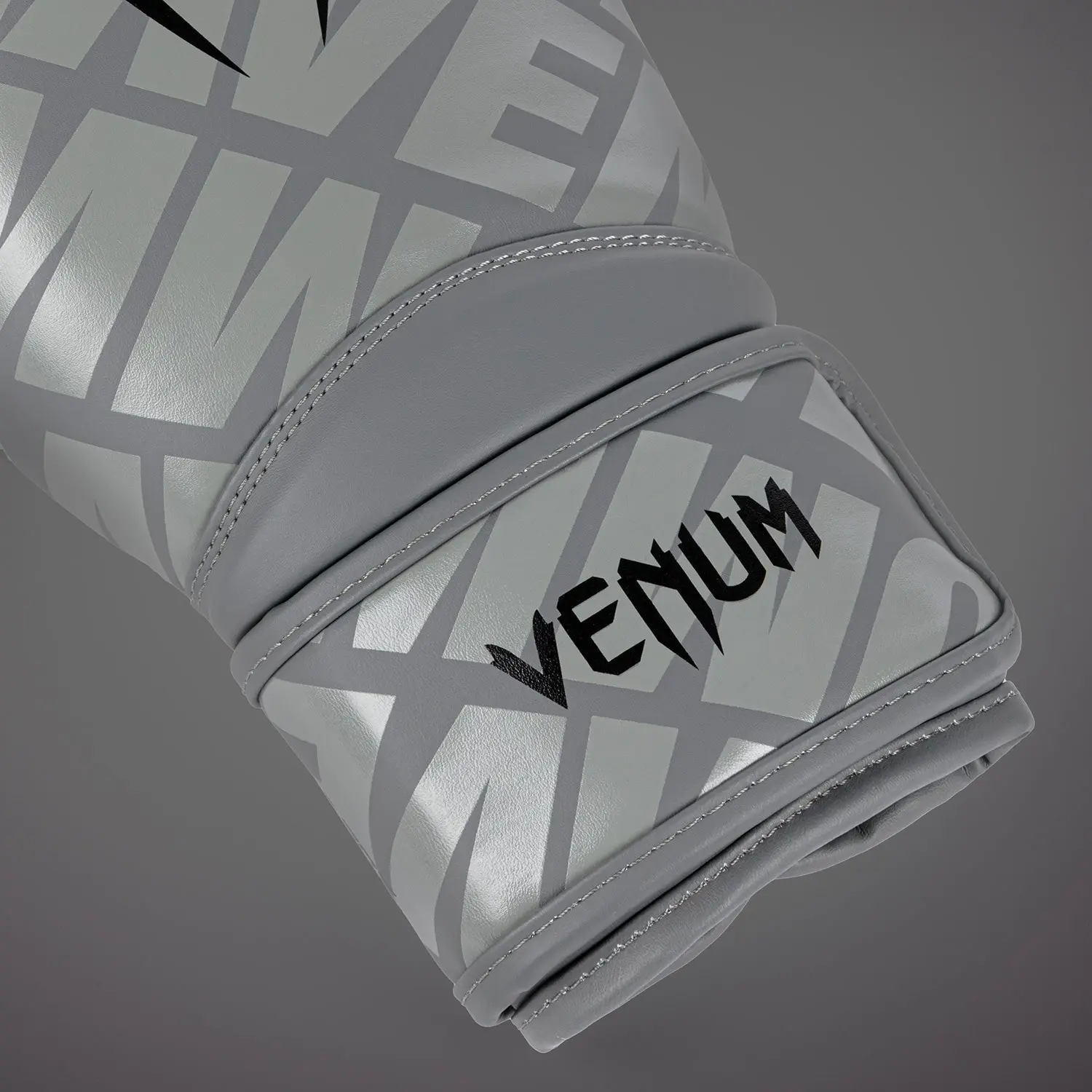 Venum Contender 1.5 XT Boxing Gloves - Grey/Black детайл с логото Venum