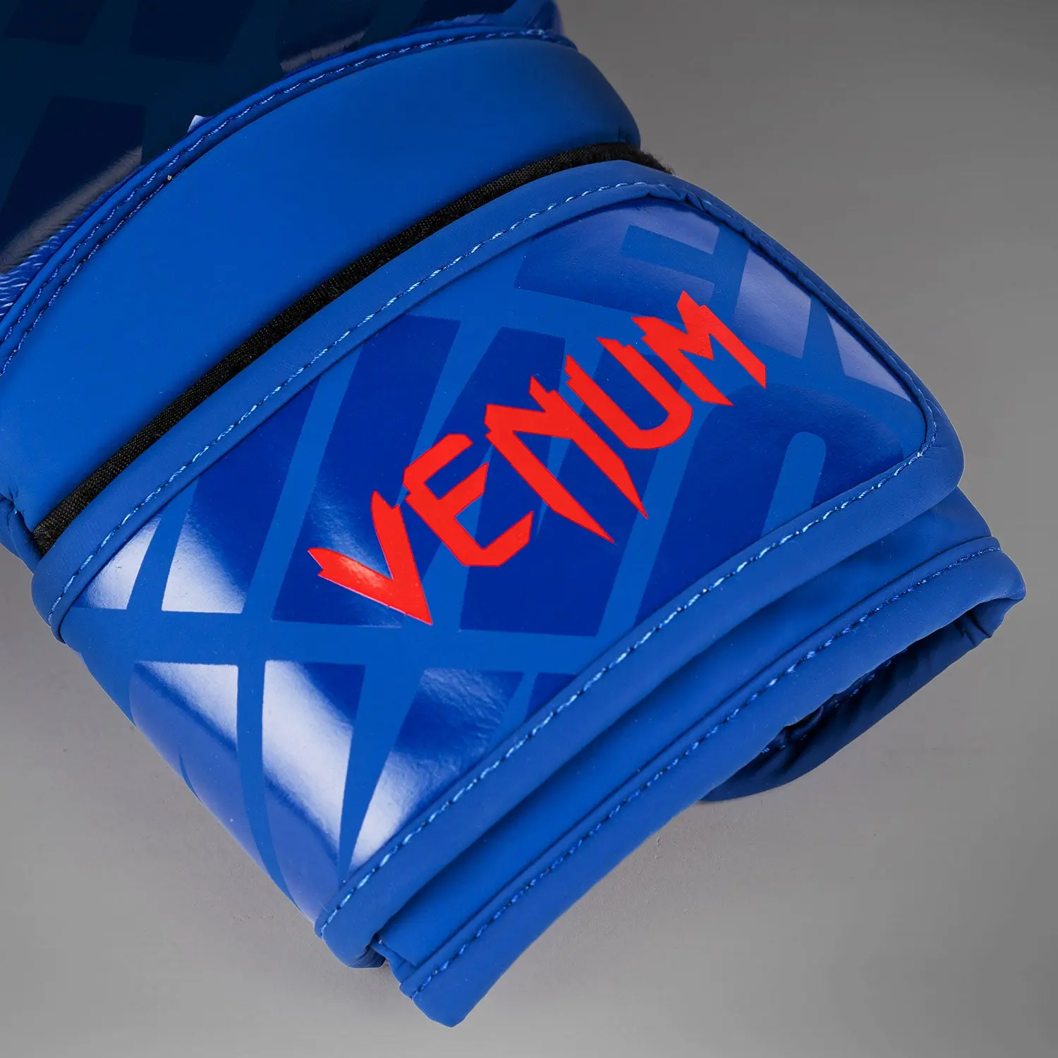 Venum Contender 1.5 XT Boxing Gloves - Royal Blue близък план на лого
