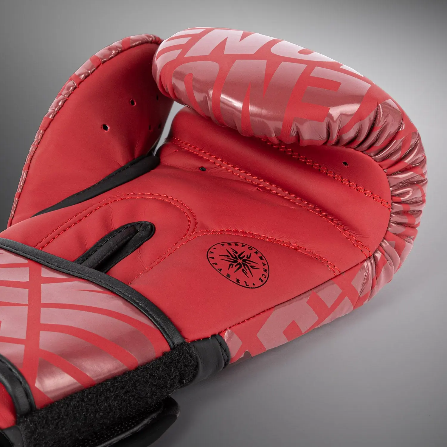Venum Contender 1.5 XT Kids Boxing Gloves - Cherry Red детайлен изглед