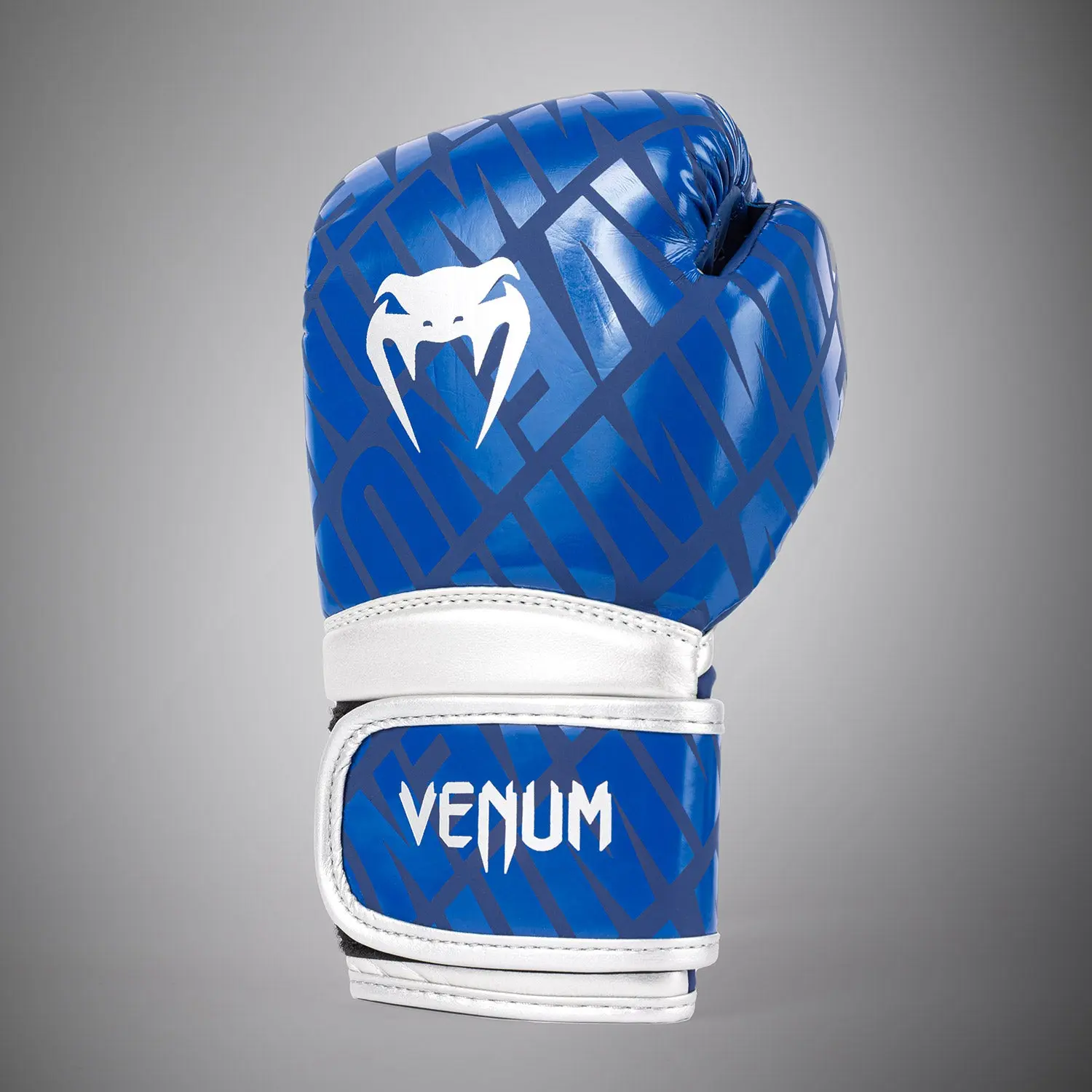 Venum Contender 1.5 XT Kids Boxing Gloves - Royal Blue детайл на една ръкавица
