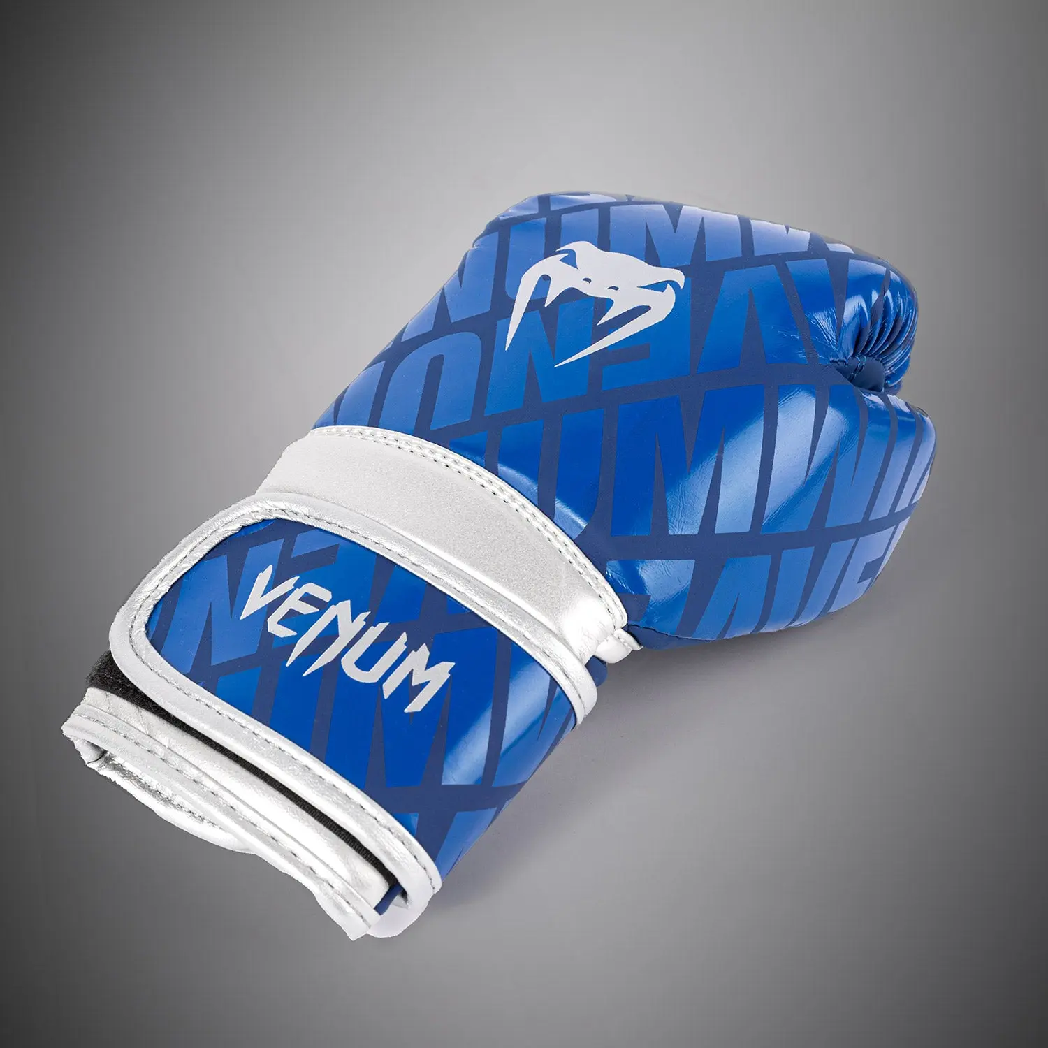 Venum Contender 1.5 XT Kids Boxing Gloves - Royal Blue страничен изглед с логото на Venum