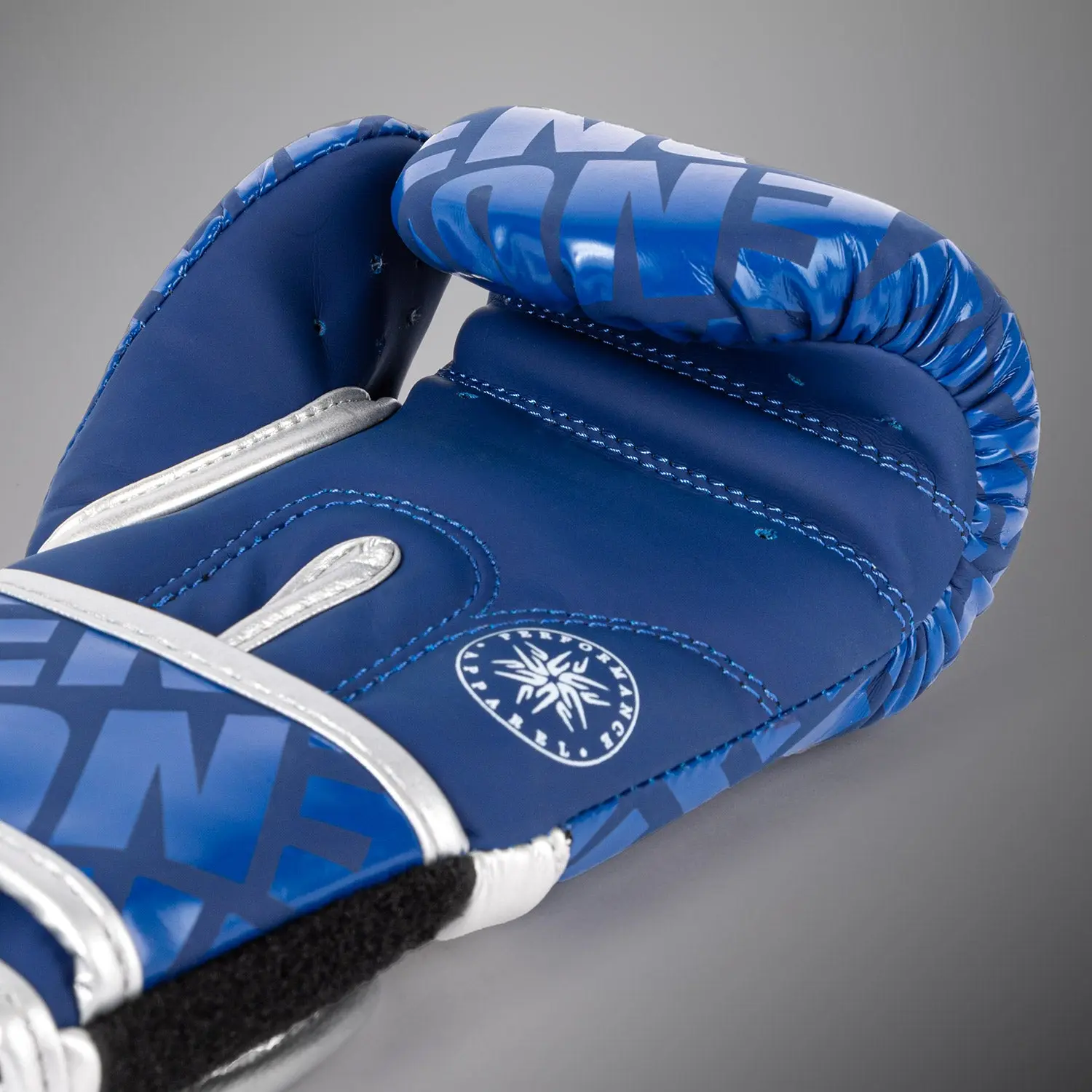 Venum Contender 1.5 XT Kids Boxing Gloves - Royal Blue детайл на шевовете и марката