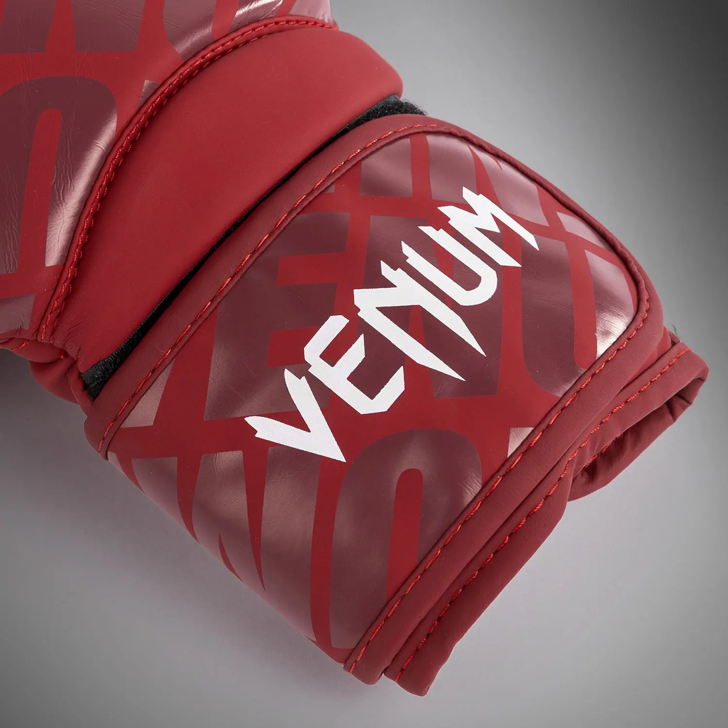 Venum Contender 1.5 XT Kids Boxing Gloves - White-Burgundy, детайл на китката