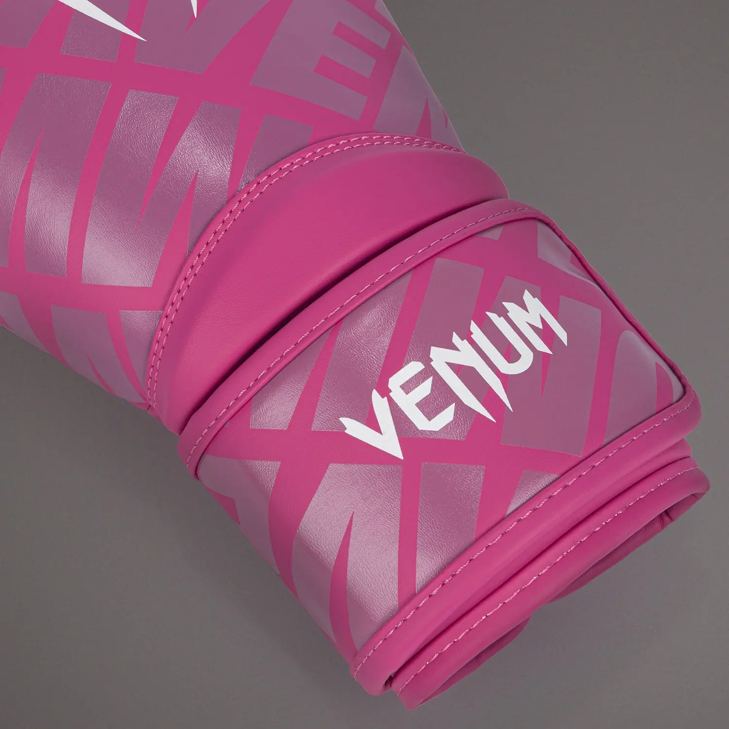 Venum Contender 1.5 XT Kids Boxing Gloves - White-Pink, детайлен изглед на ръкавицата