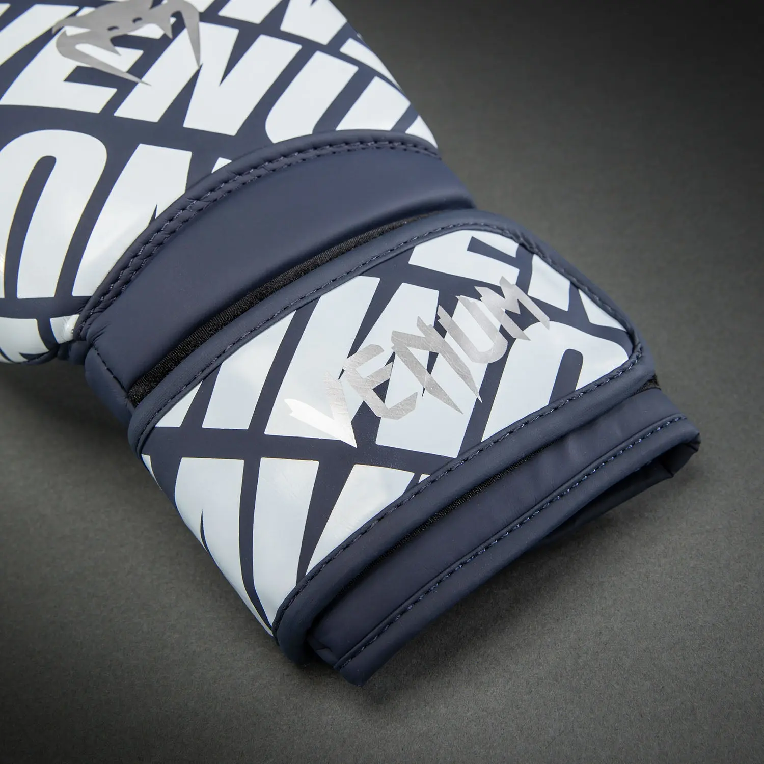 Venum Contender 1.5XT Boxing Gloves - Dark Navy/Off White, детайл на китката