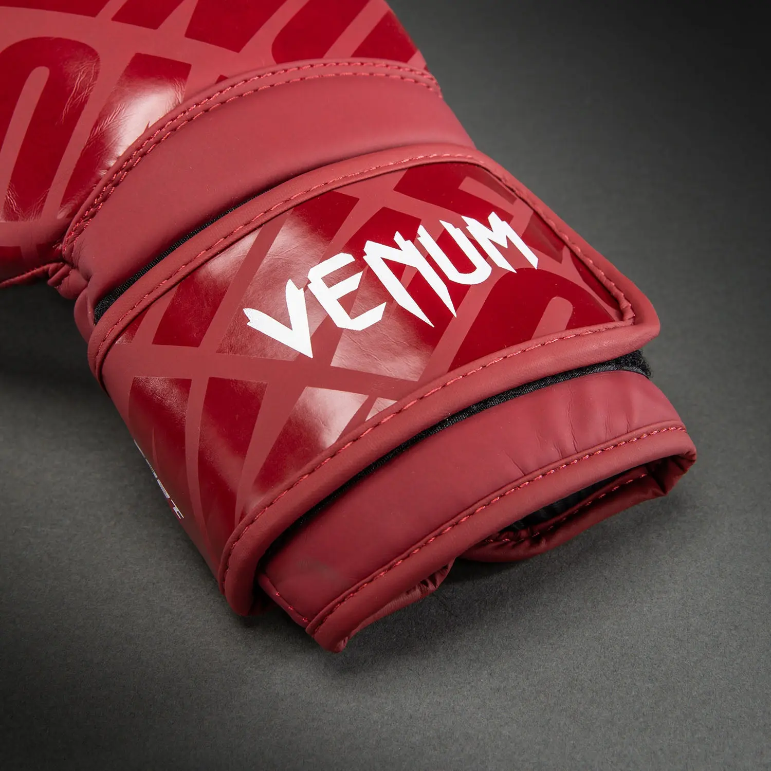 Venum Contender 1.5XT Boxing Gloves - Glossy Burgundy, детайл