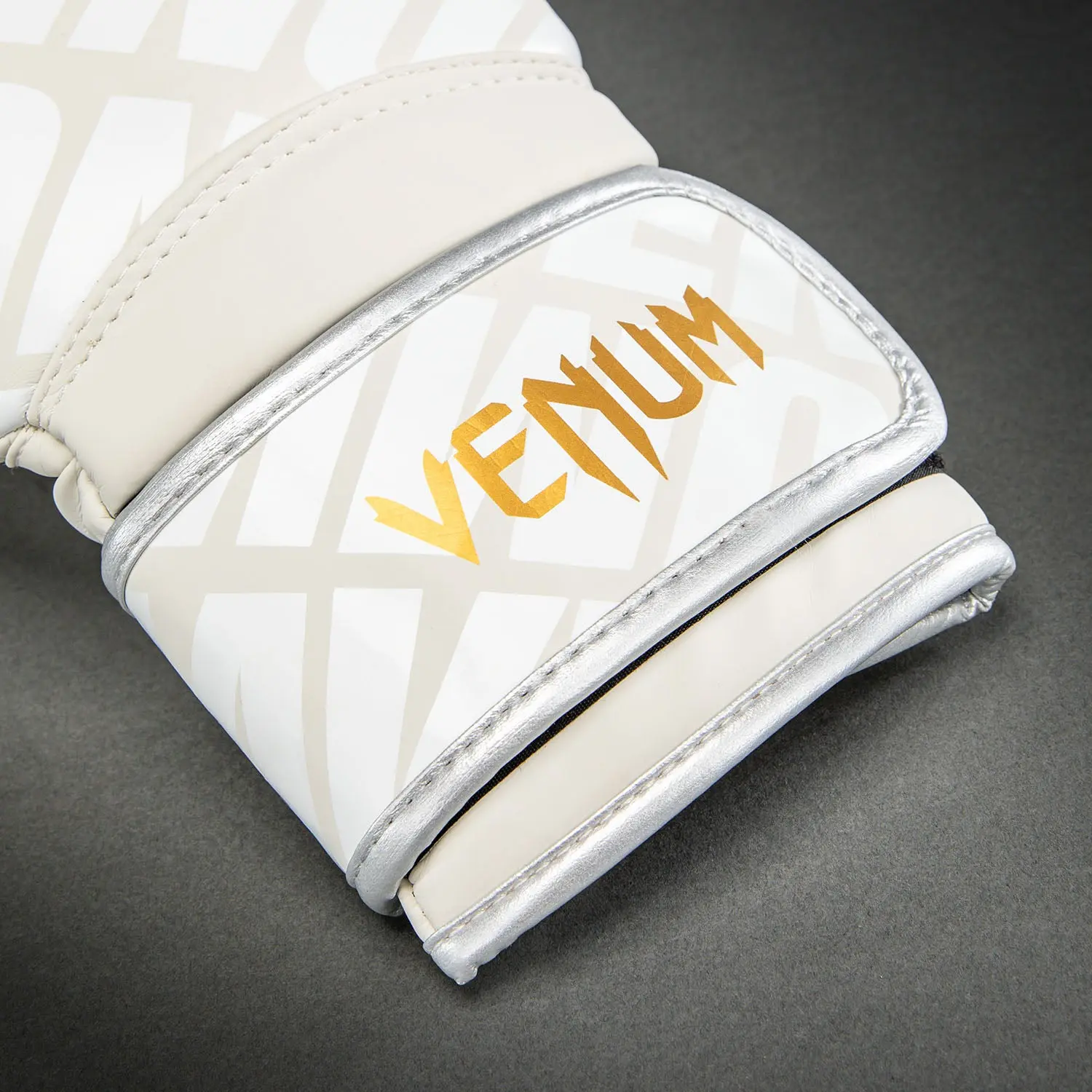 Venum Contender 1.5XT Boxing Gloves - Light Beige/White Cream, детайл с логото Venum