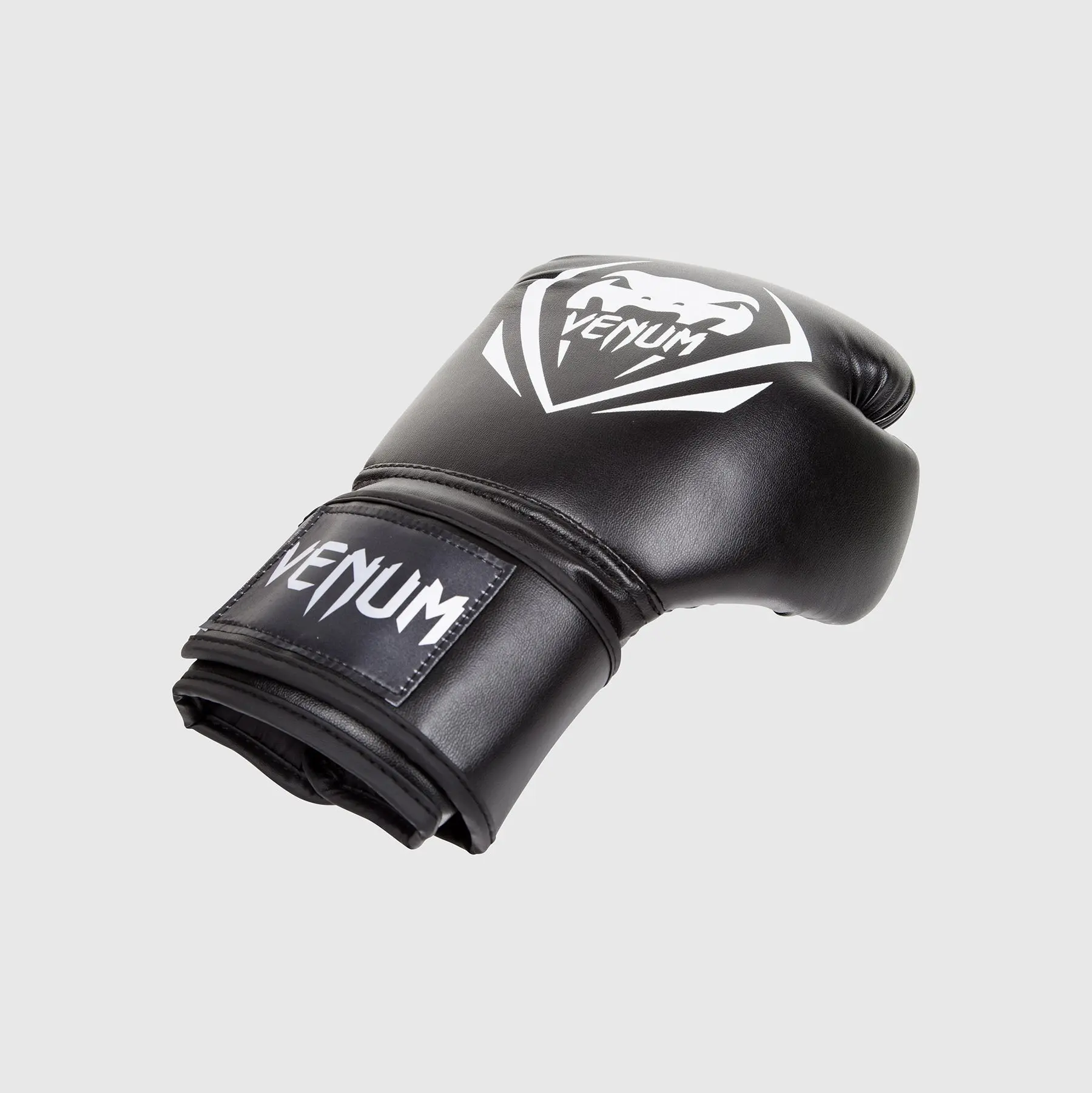 Venum Contender Boxing Gloves черен ъглов изглед