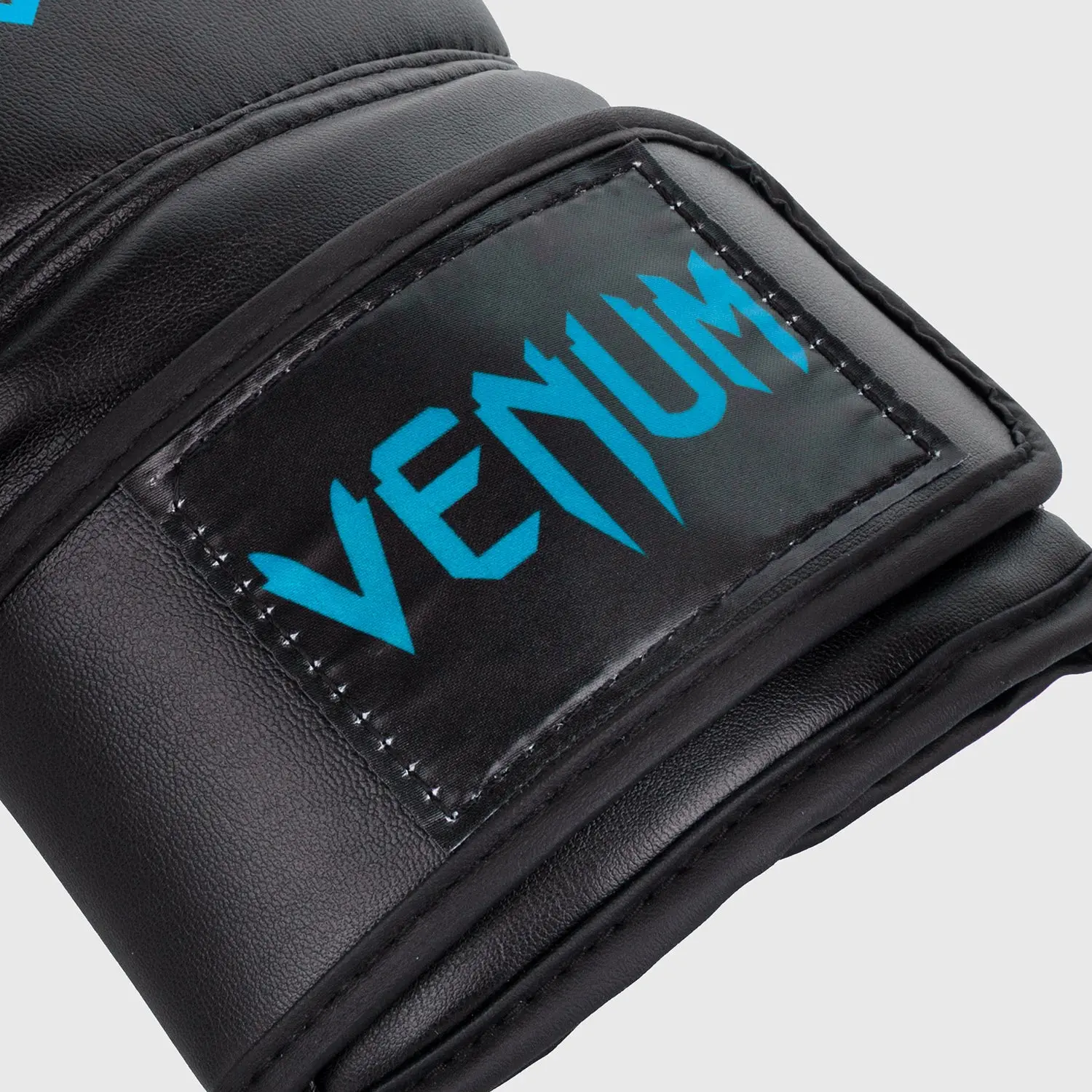 Venum Contender Boxing Gloves - Black/Cyan, детайл на велкро лентата