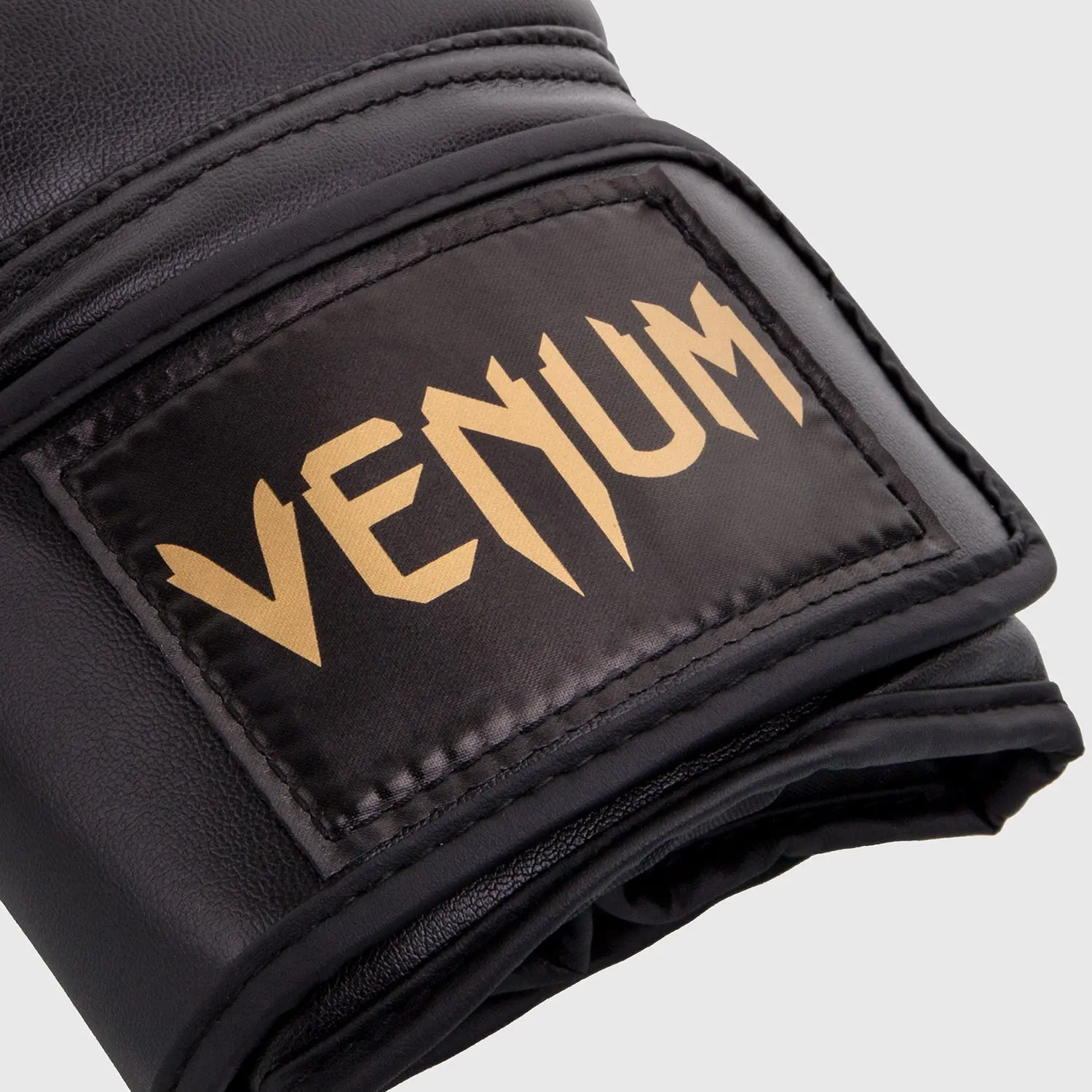 Venum Contender Boxing Gloves - Black/Gold лого Venum на лентата